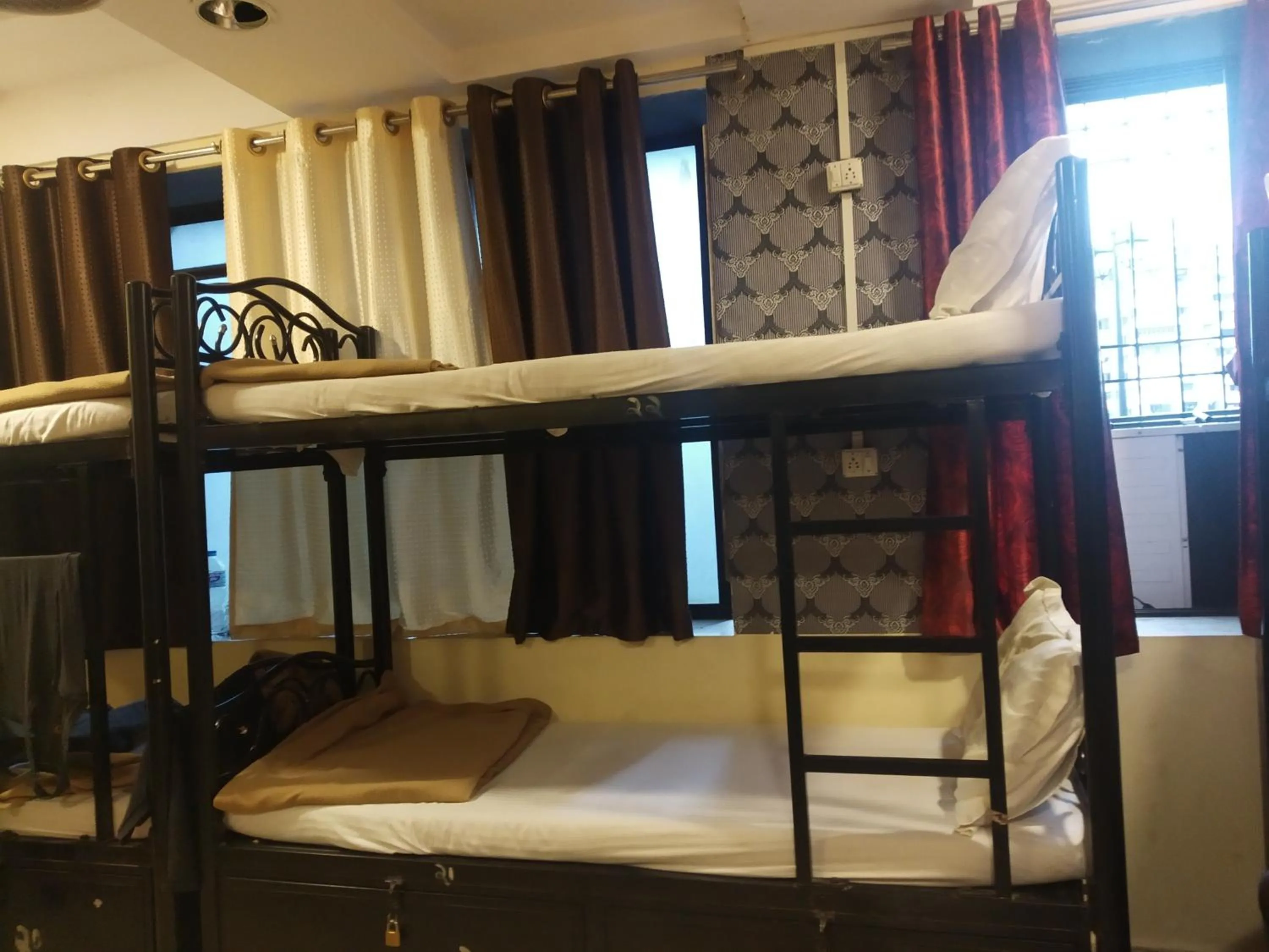 Bed in Bandra Dormitory Only for indian male
