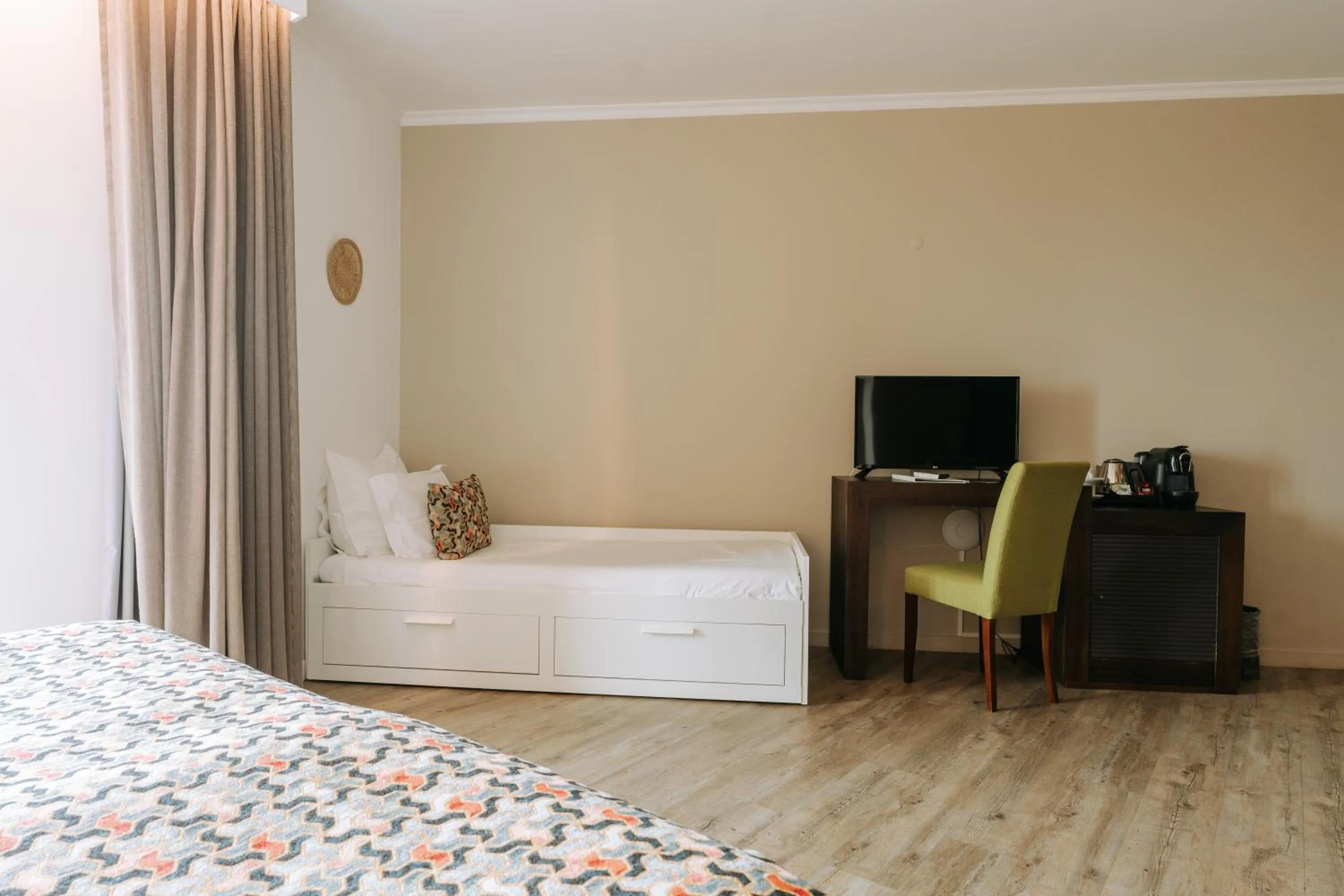 Communal lounge/ TV room, Bed in Hotel Euro Moniz