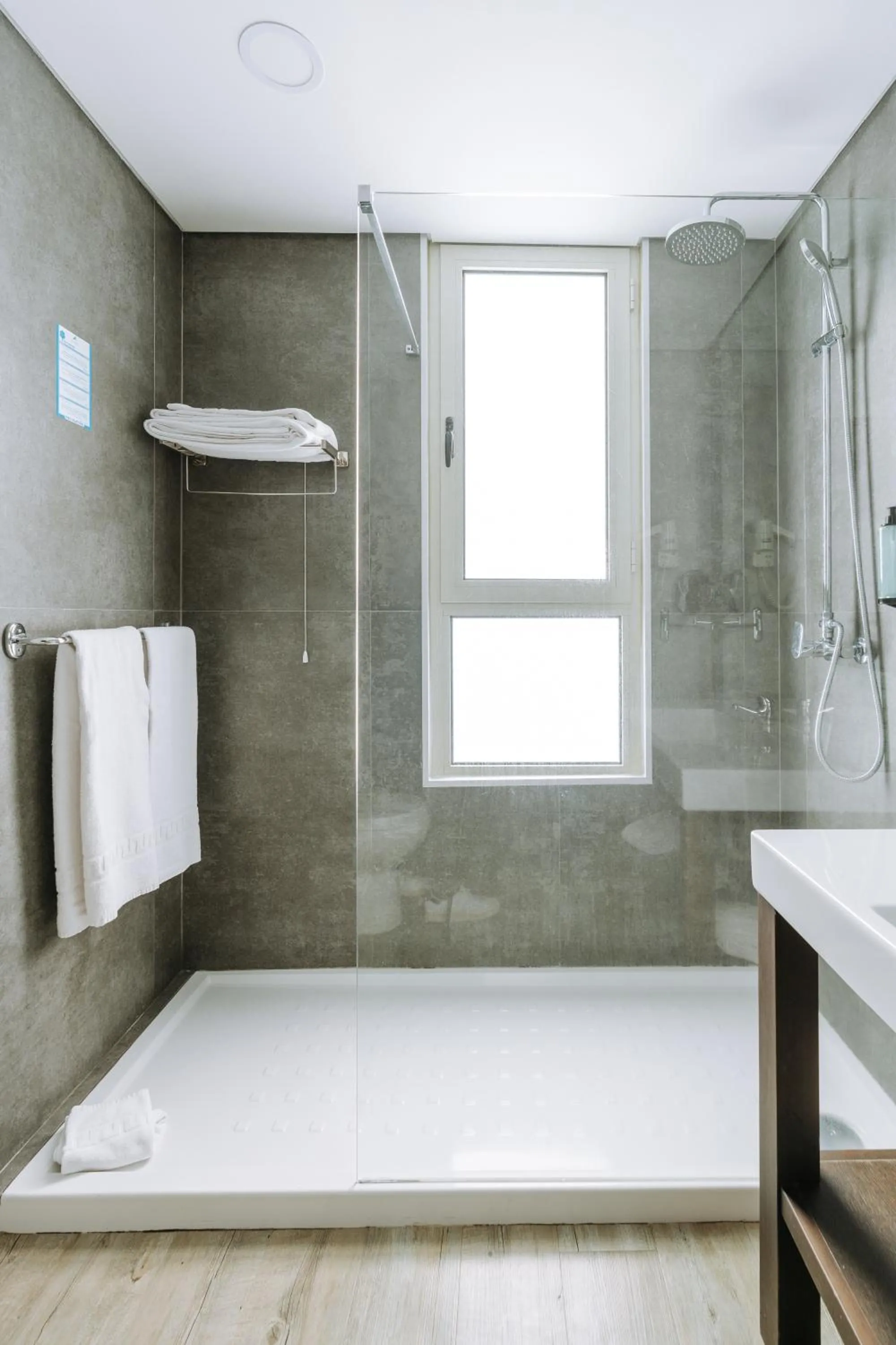 Shower in Hotel Euro Moniz