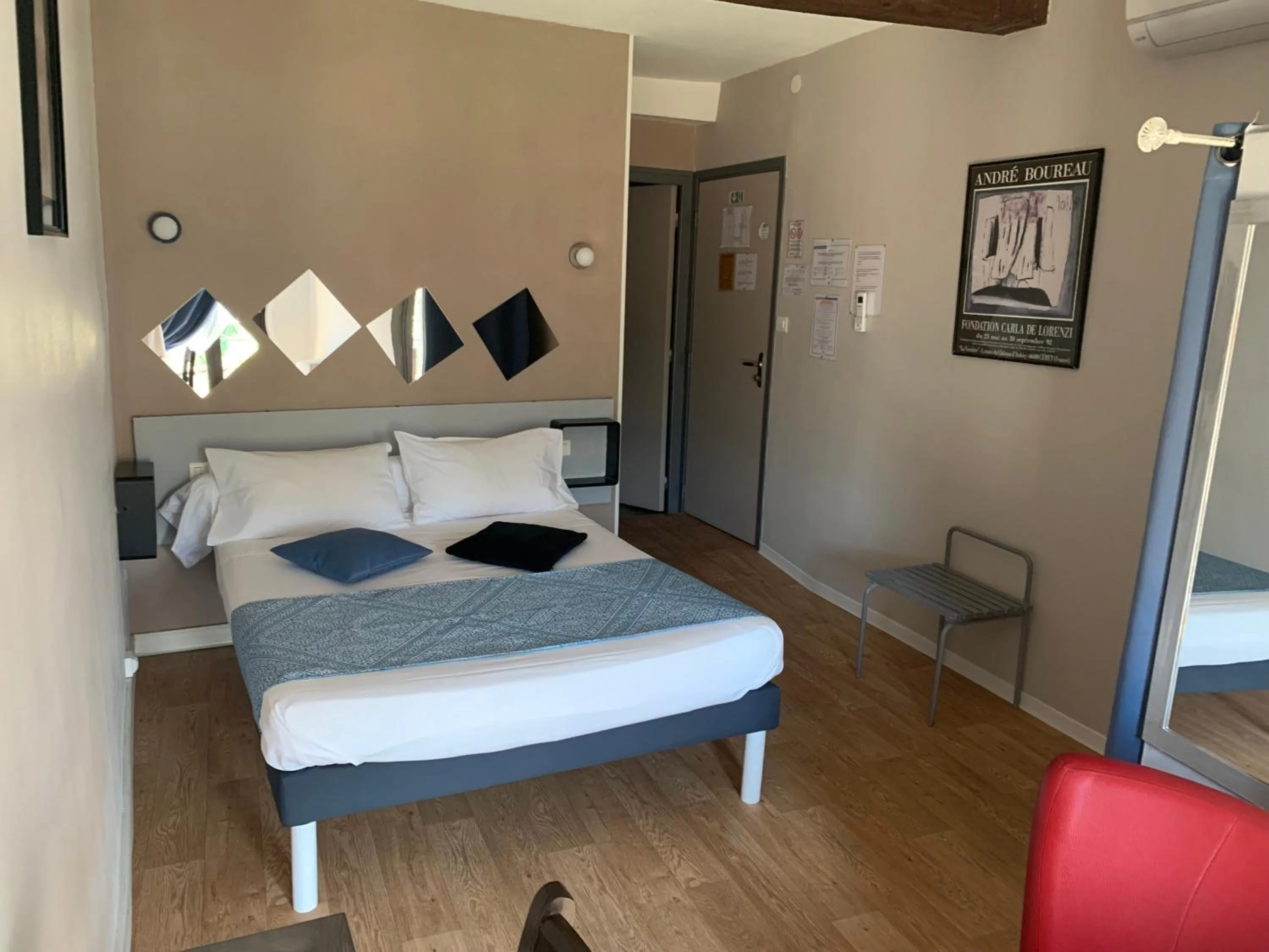 Bed in Le Cérétan Hôtel