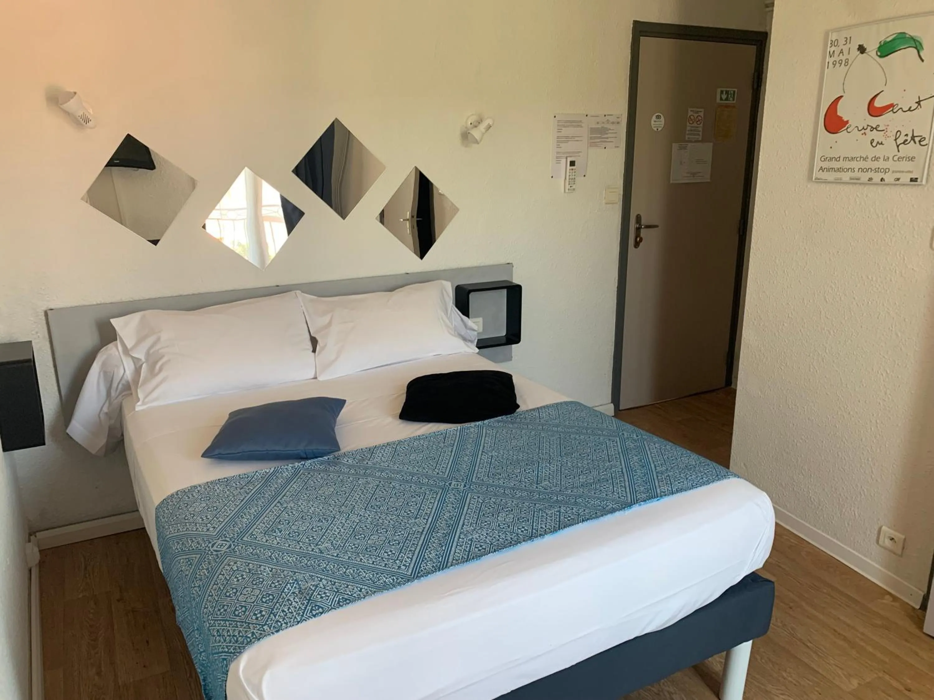 Bed in Le Cérétan Hôtel