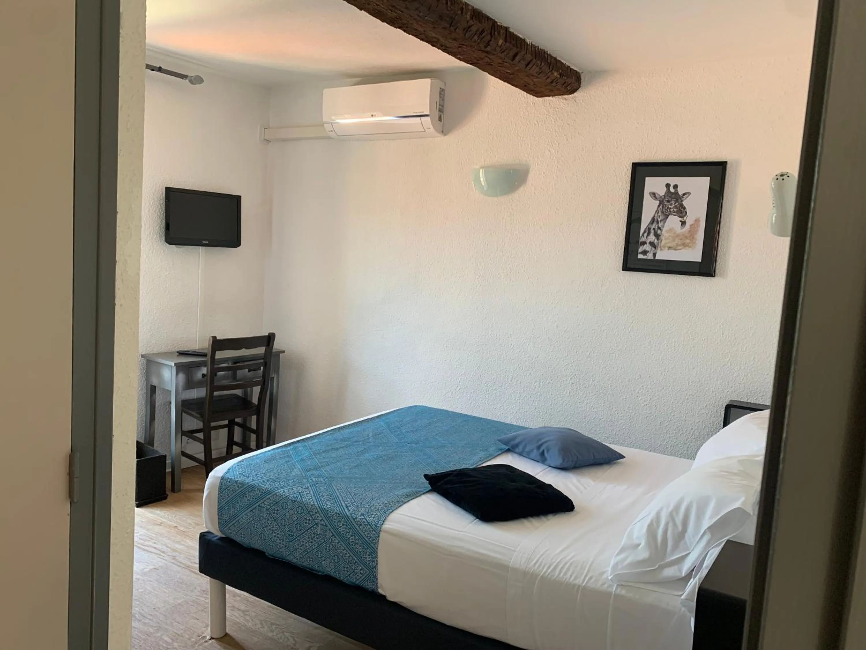 Bed in Le Cérétan Hôtel