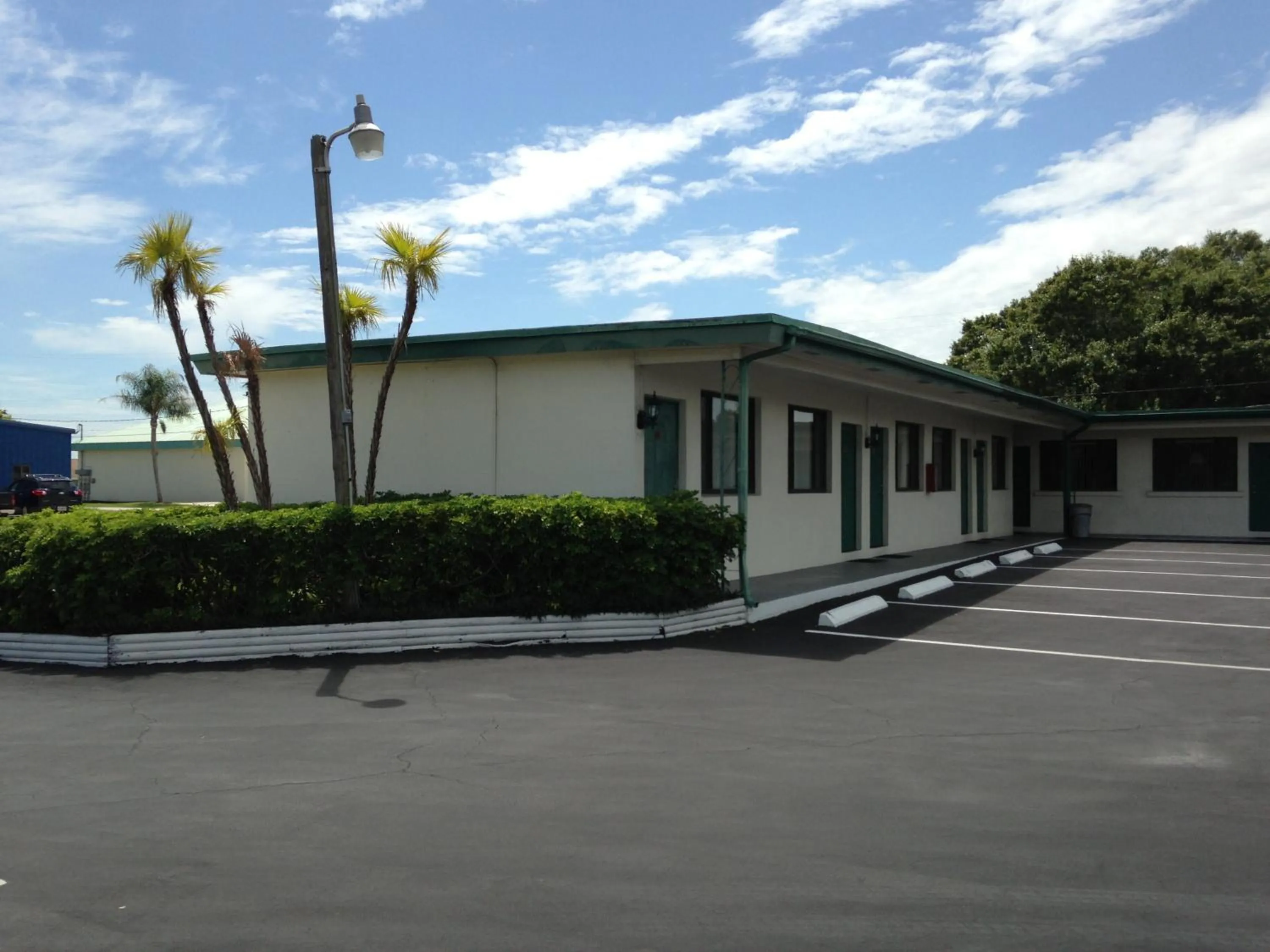 Property building in Economy Inn Okeechobee