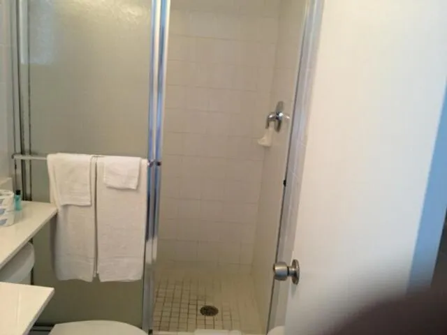 Shower in Economy Inn Okeechobee