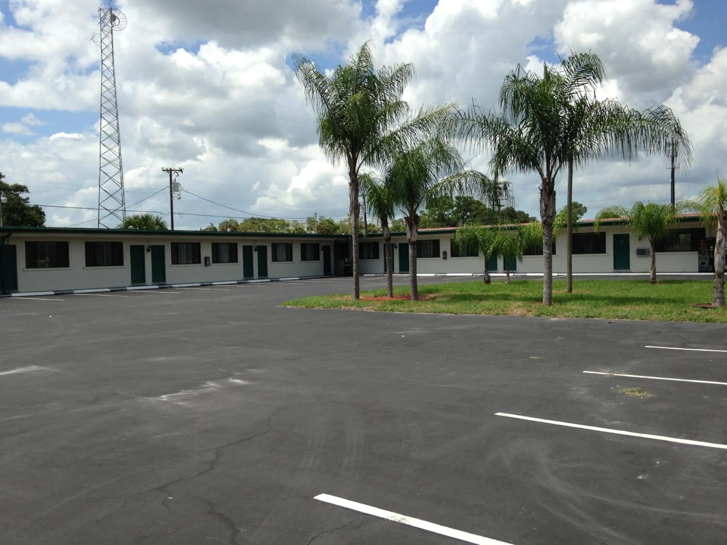 Property building in Economy Inn Okeechobee