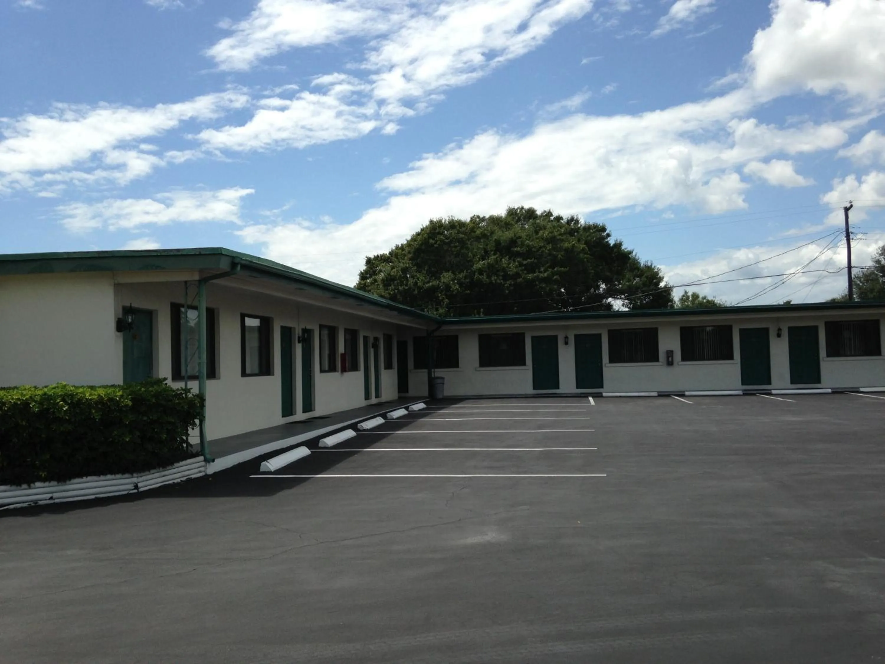 Property building in Economy Inn Okeechobee