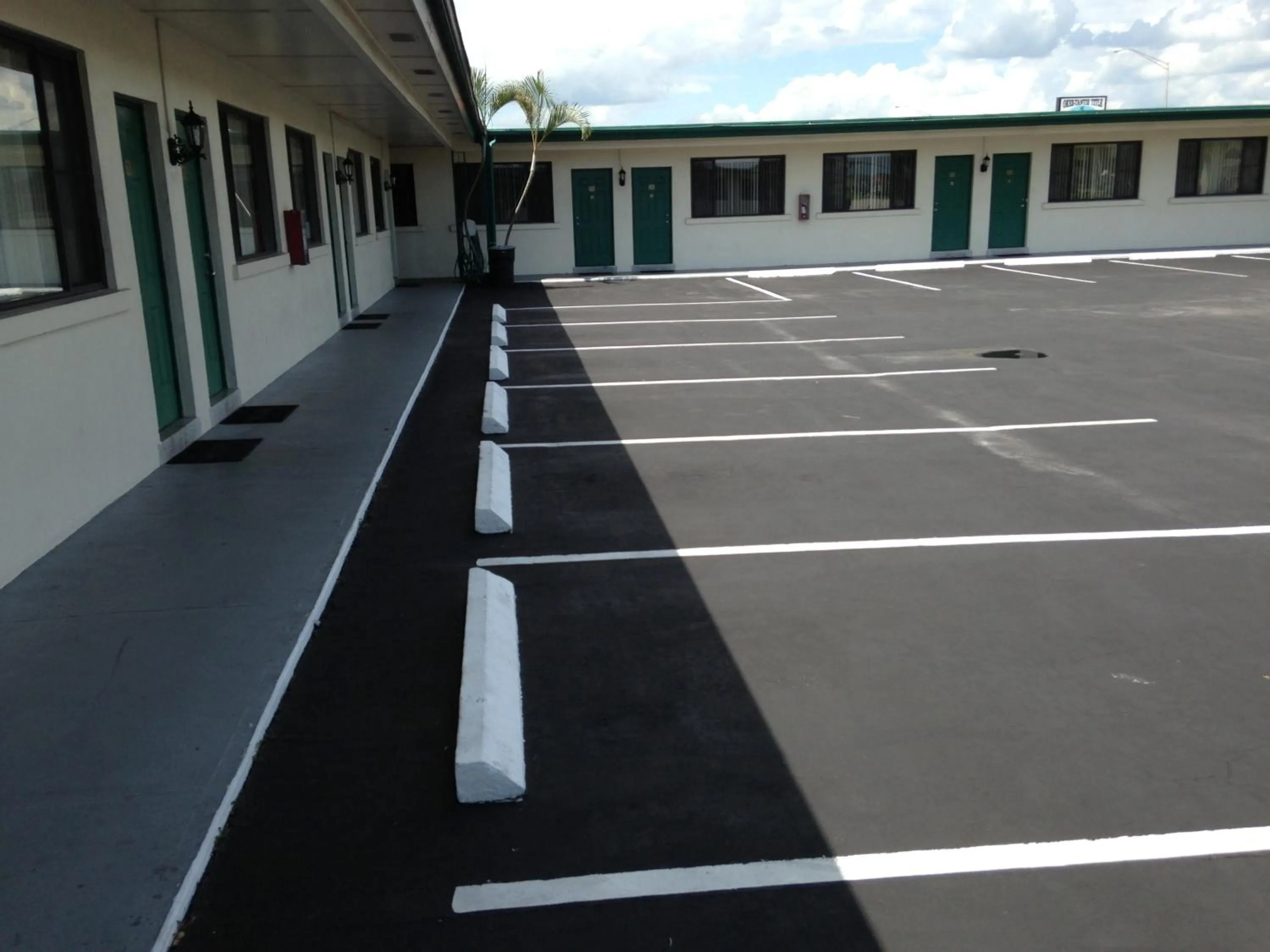 Parking in Economy Inn Okeechobee