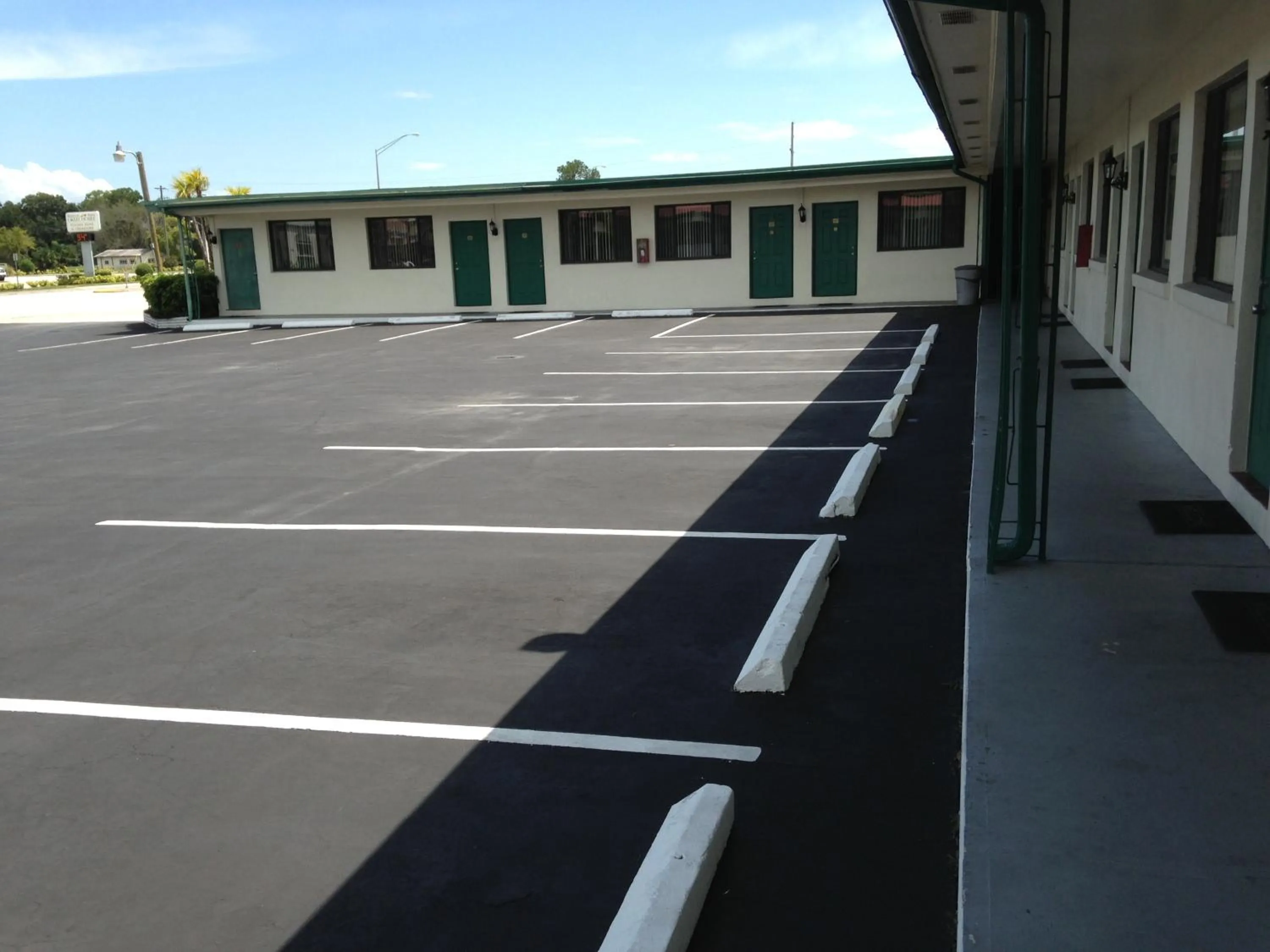 Property building in Economy Inn Okeechobee