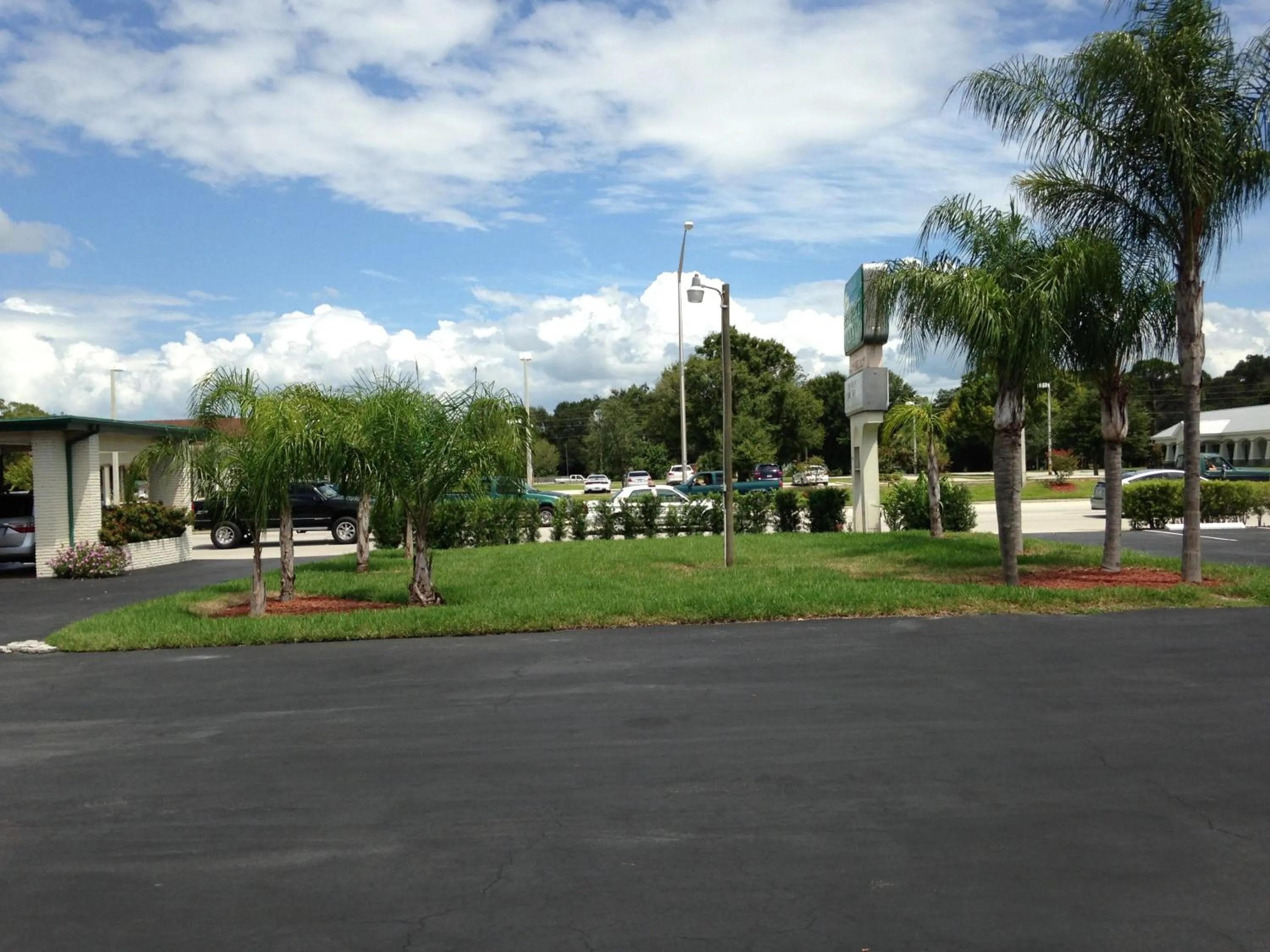 Property building in Economy Inn Okeechobee