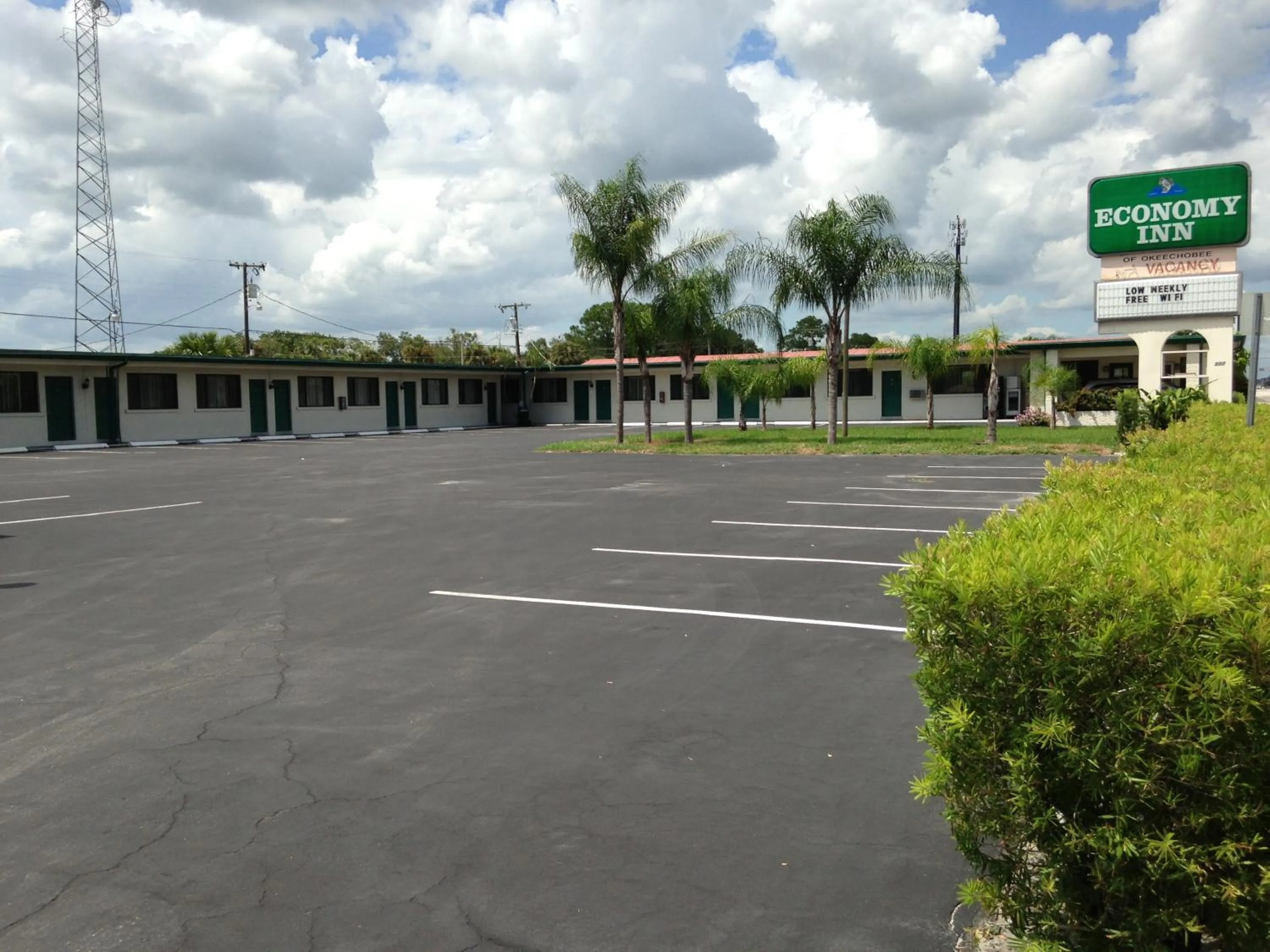 Property building in Economy Inn Okeechobee
