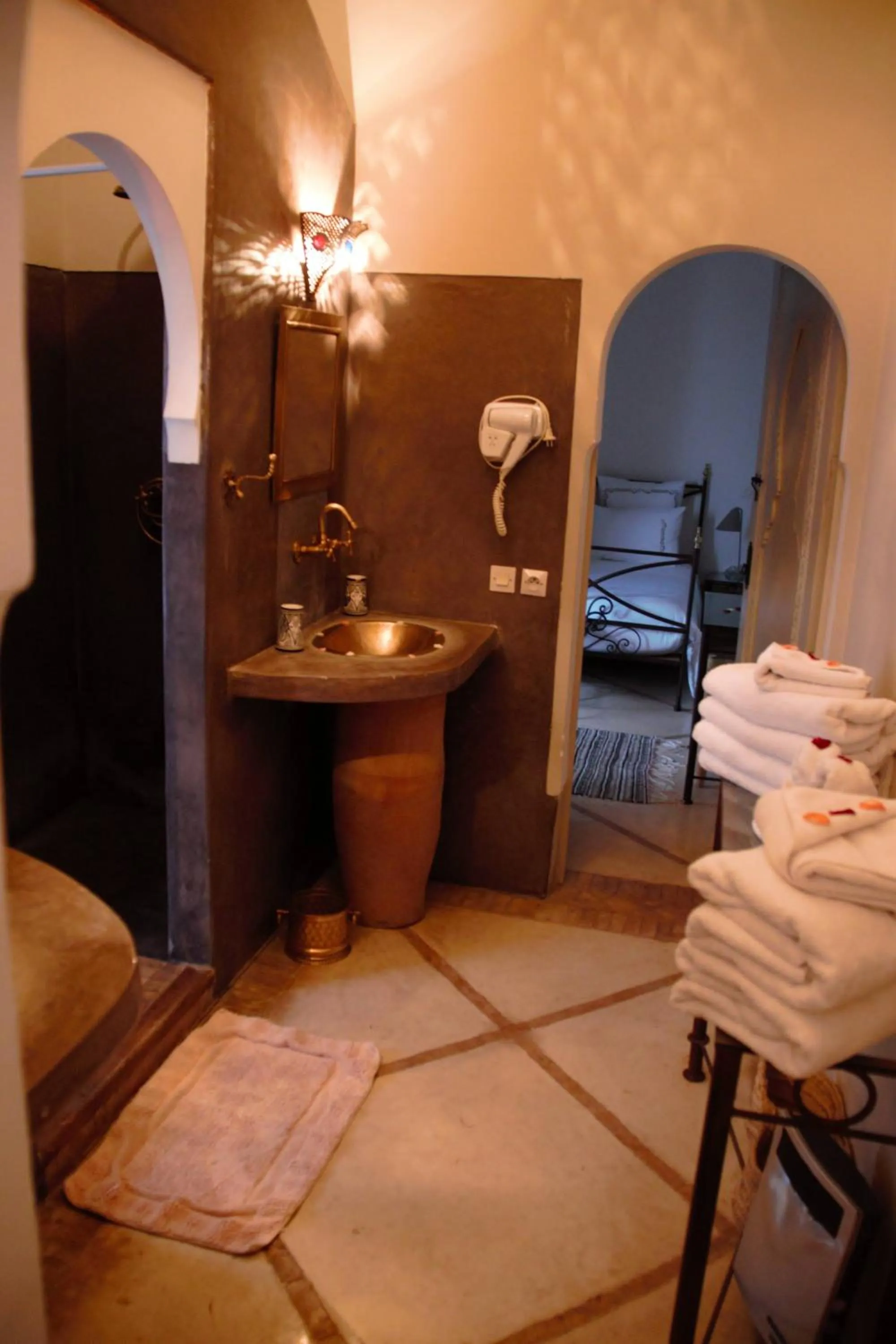 Bathroom, Bed in Riad Dar El Gnaouia