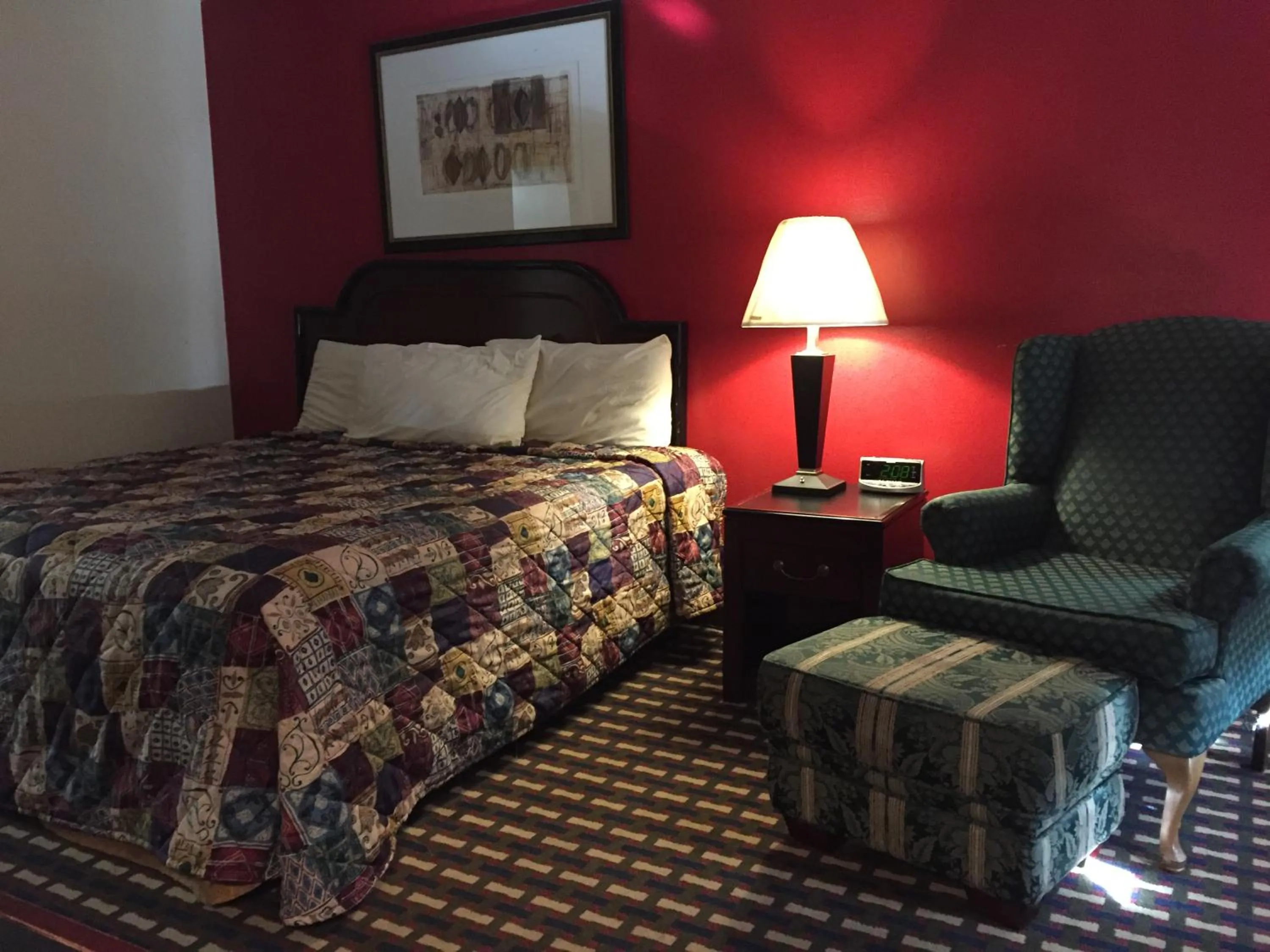 Photo of the whole room, Bed in Parkway Inn