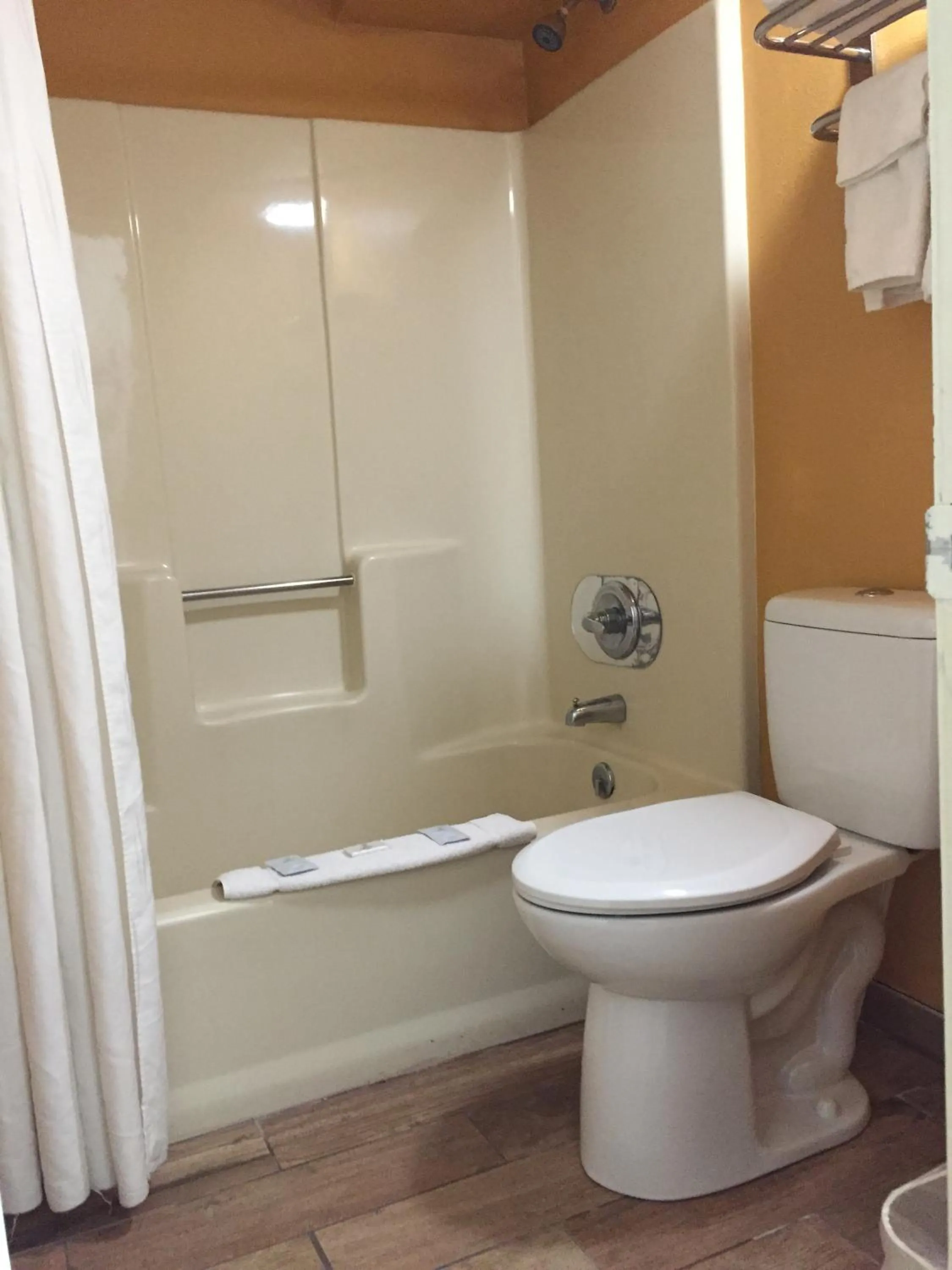 Bathroom in Parkway Inn