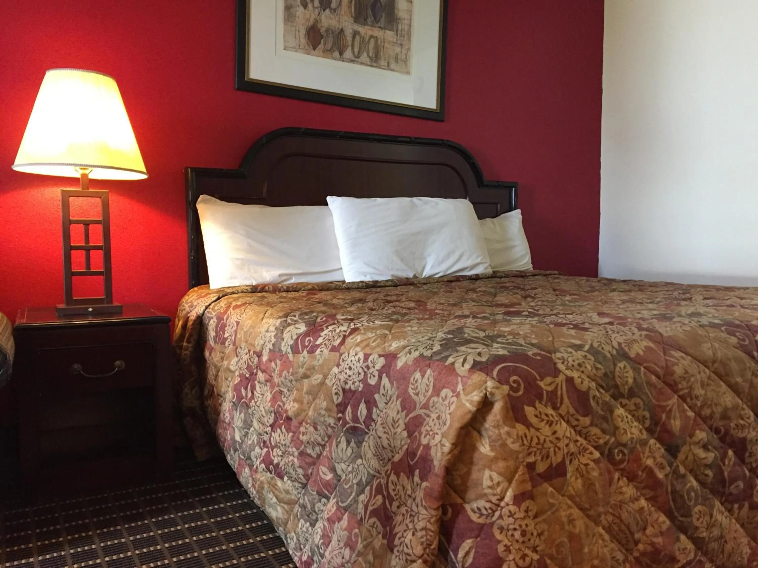 Bed in Parkway Inn