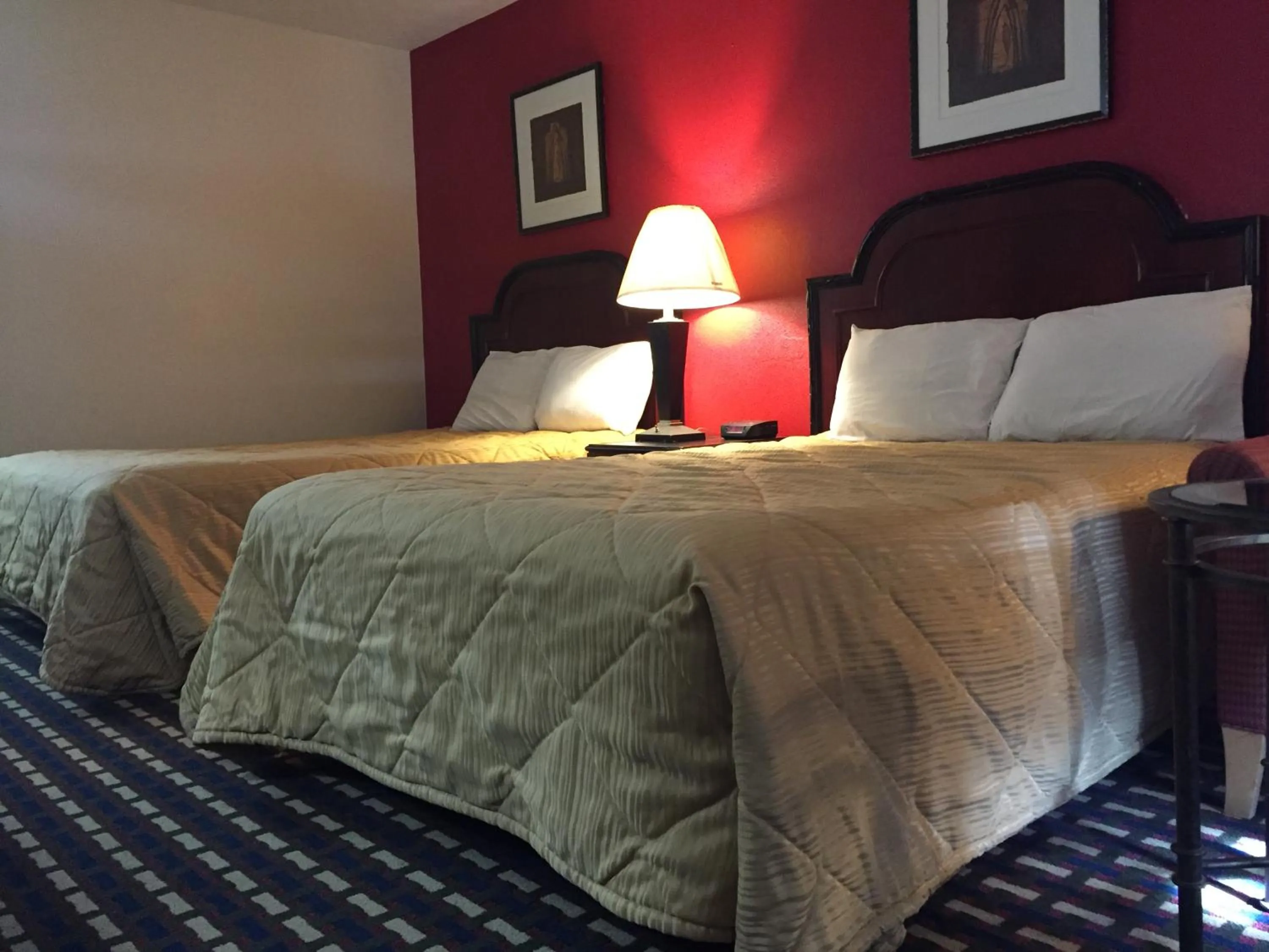 Bedroom, Bed in Parkway Inn