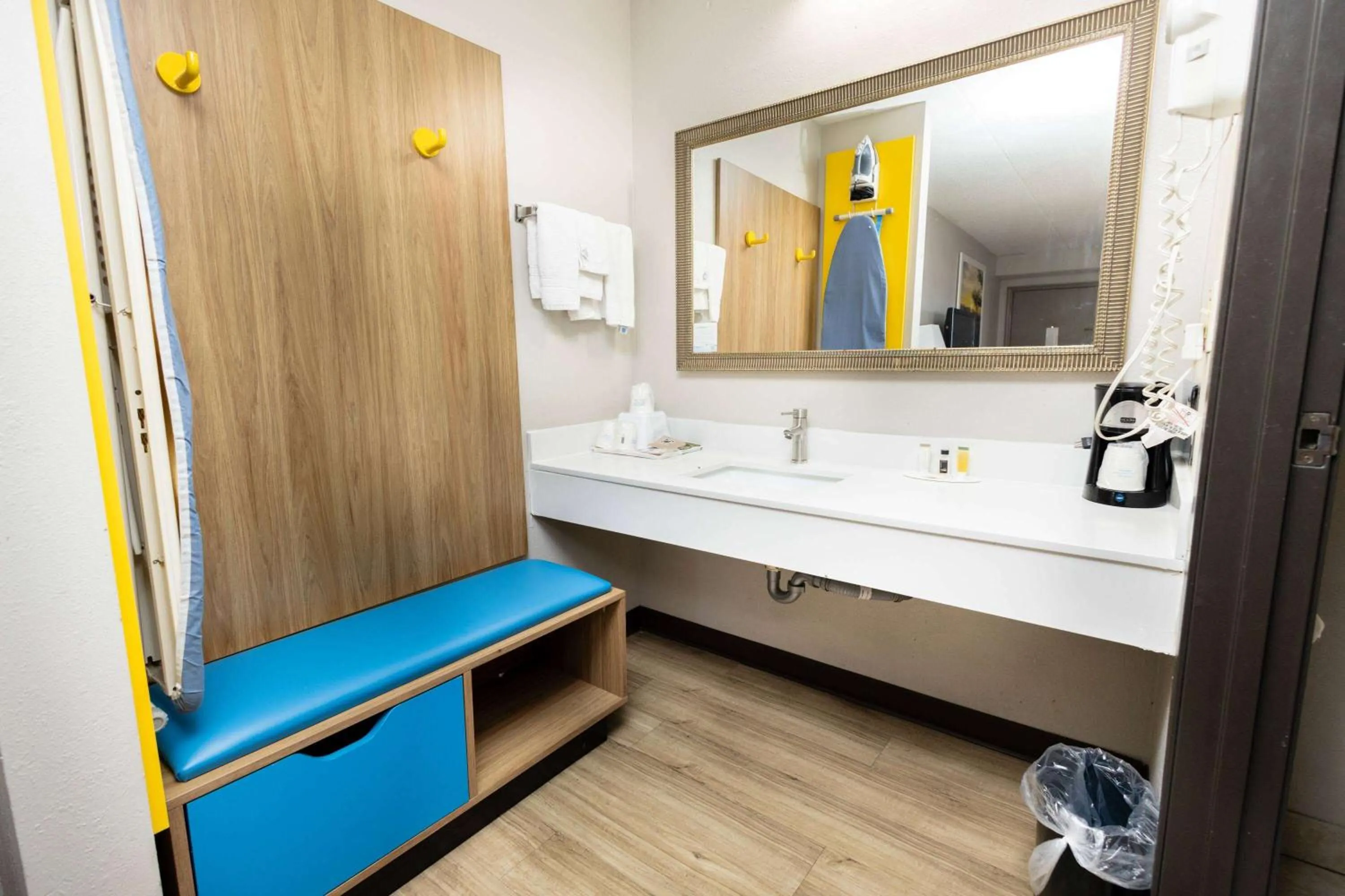 TV and multimedia in Days Inn by Wyndham Dayton Huber Heights Northeast