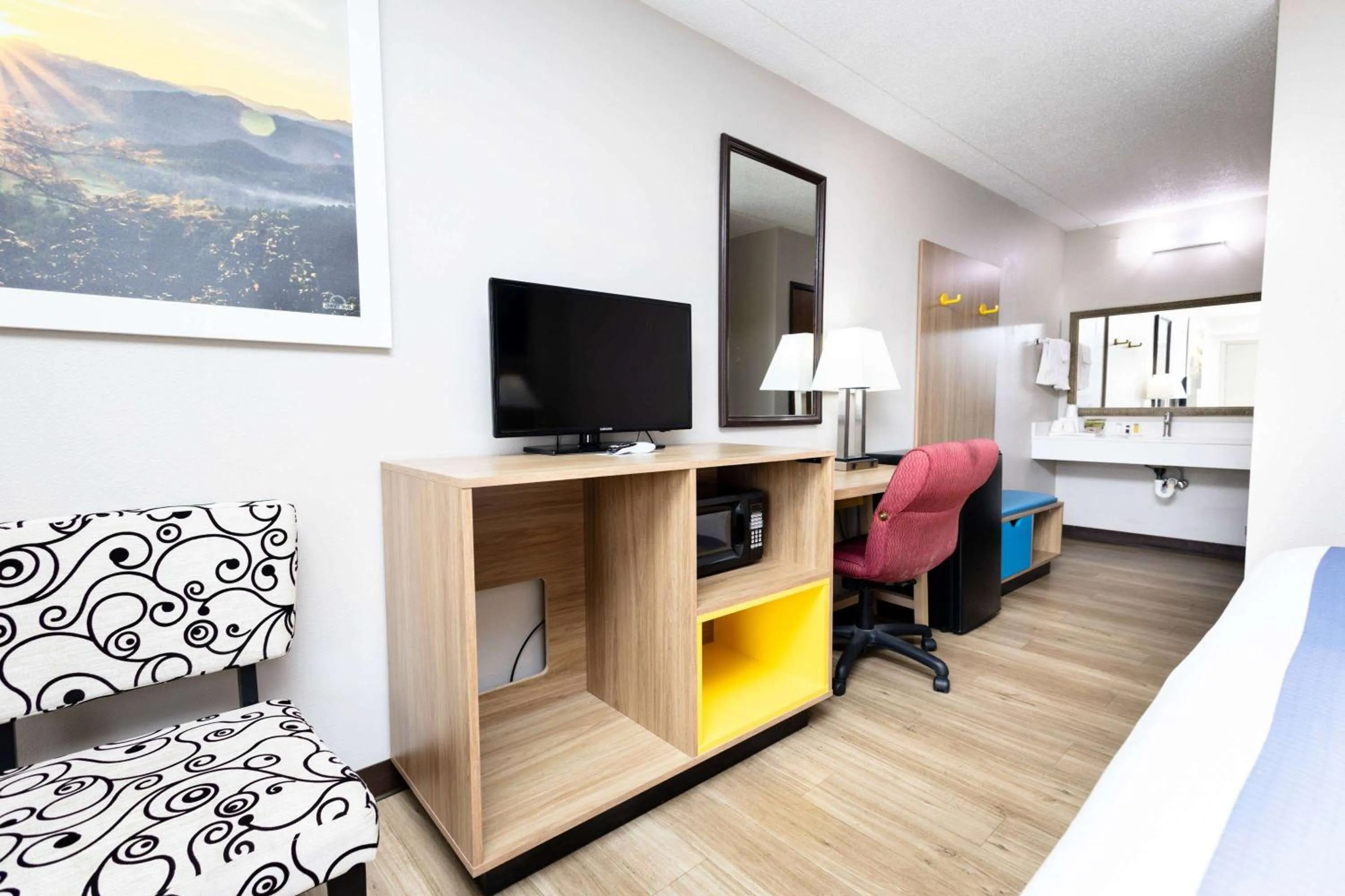 Photo of the whole room, Bed in Days Inn by Wyndham Dayton Huber Heights Northeast