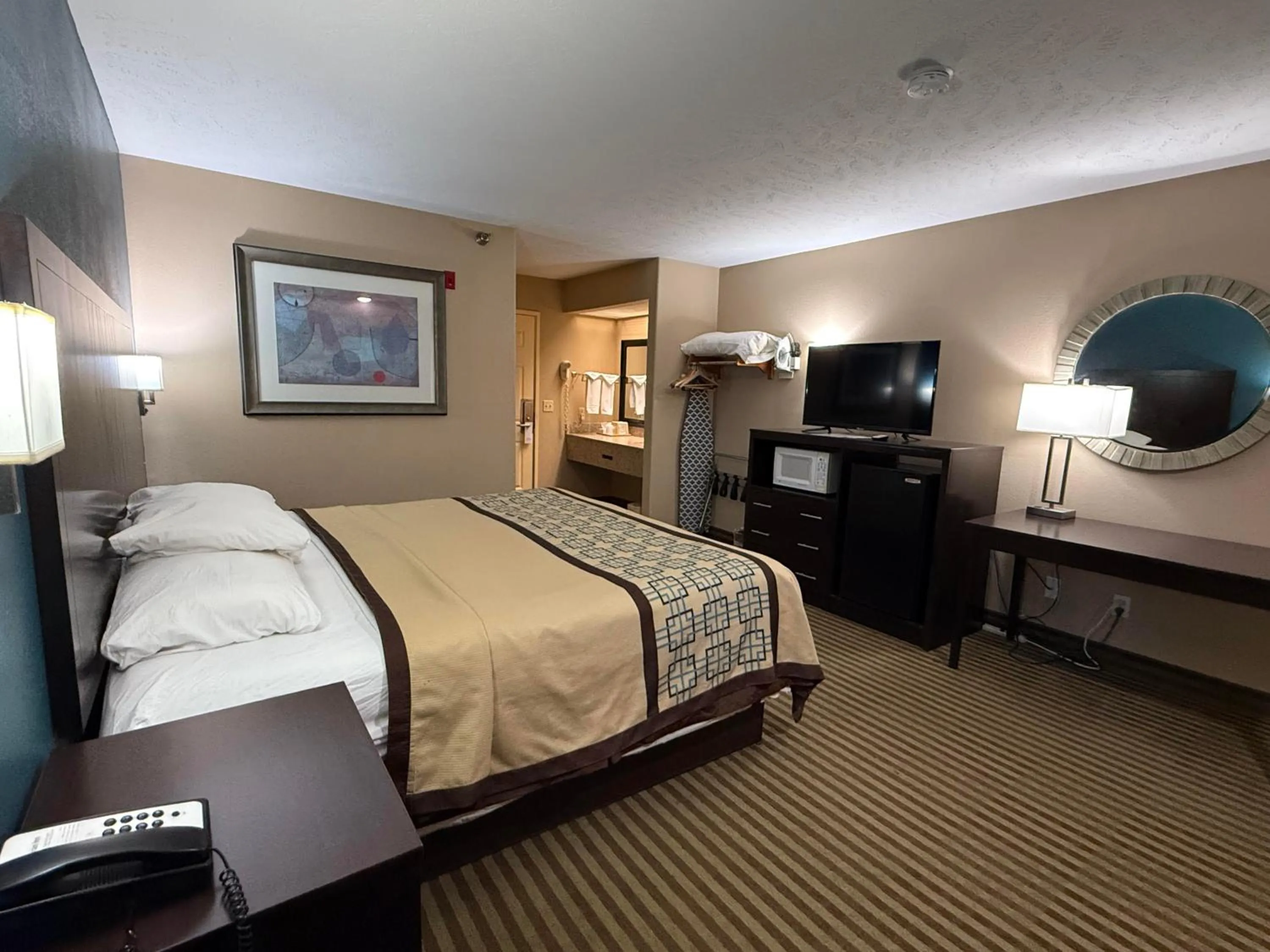 Photo of the whole room, Bed in Victorian Inn