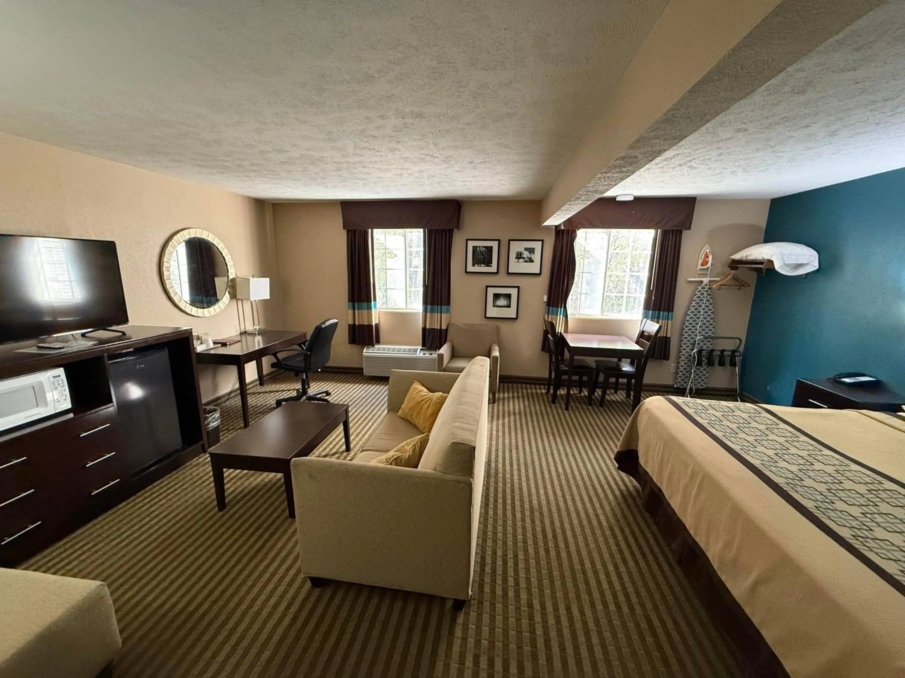 Bedroom, Bed in Victorian Inn