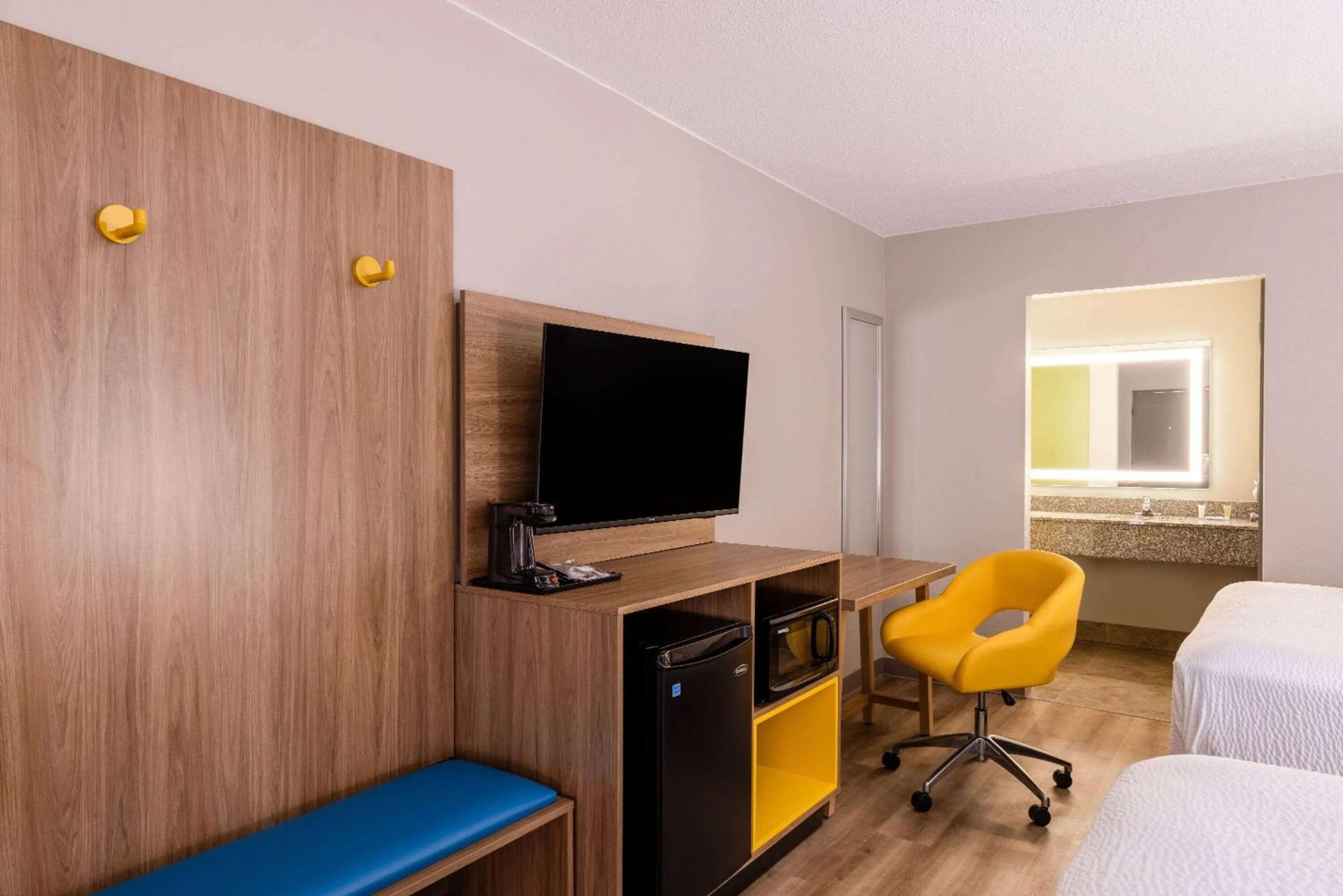 Photo of the whole room, Bed in Days Inn by Wyndham Mooresville Lake Norman