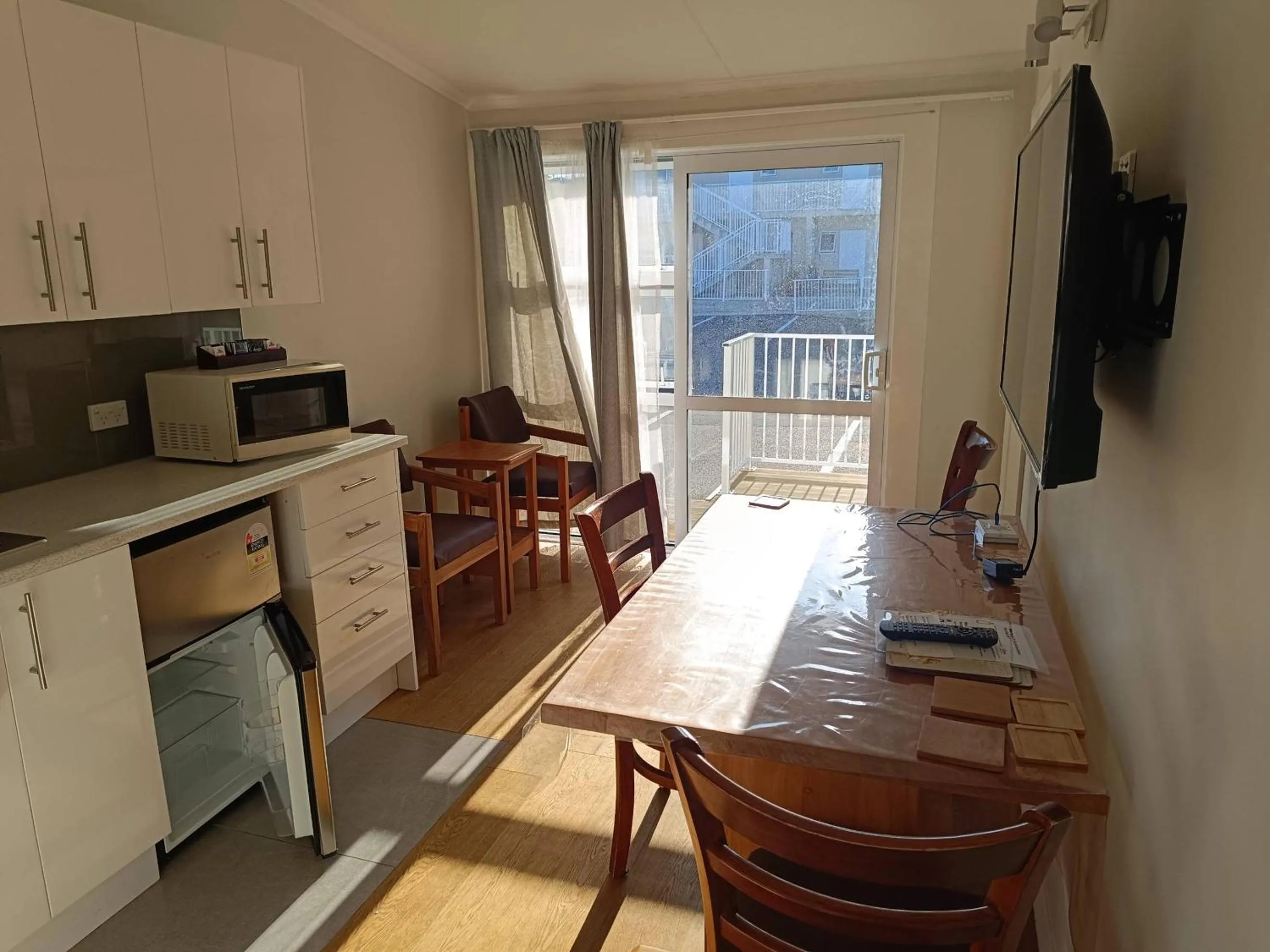 Living room in Bayfield Motel and Apartment