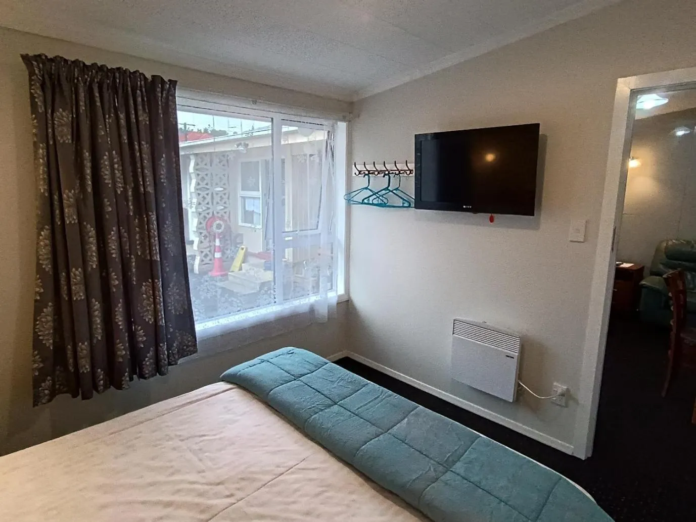 Bedroom, Bed in Bayfield Motel and Apartment