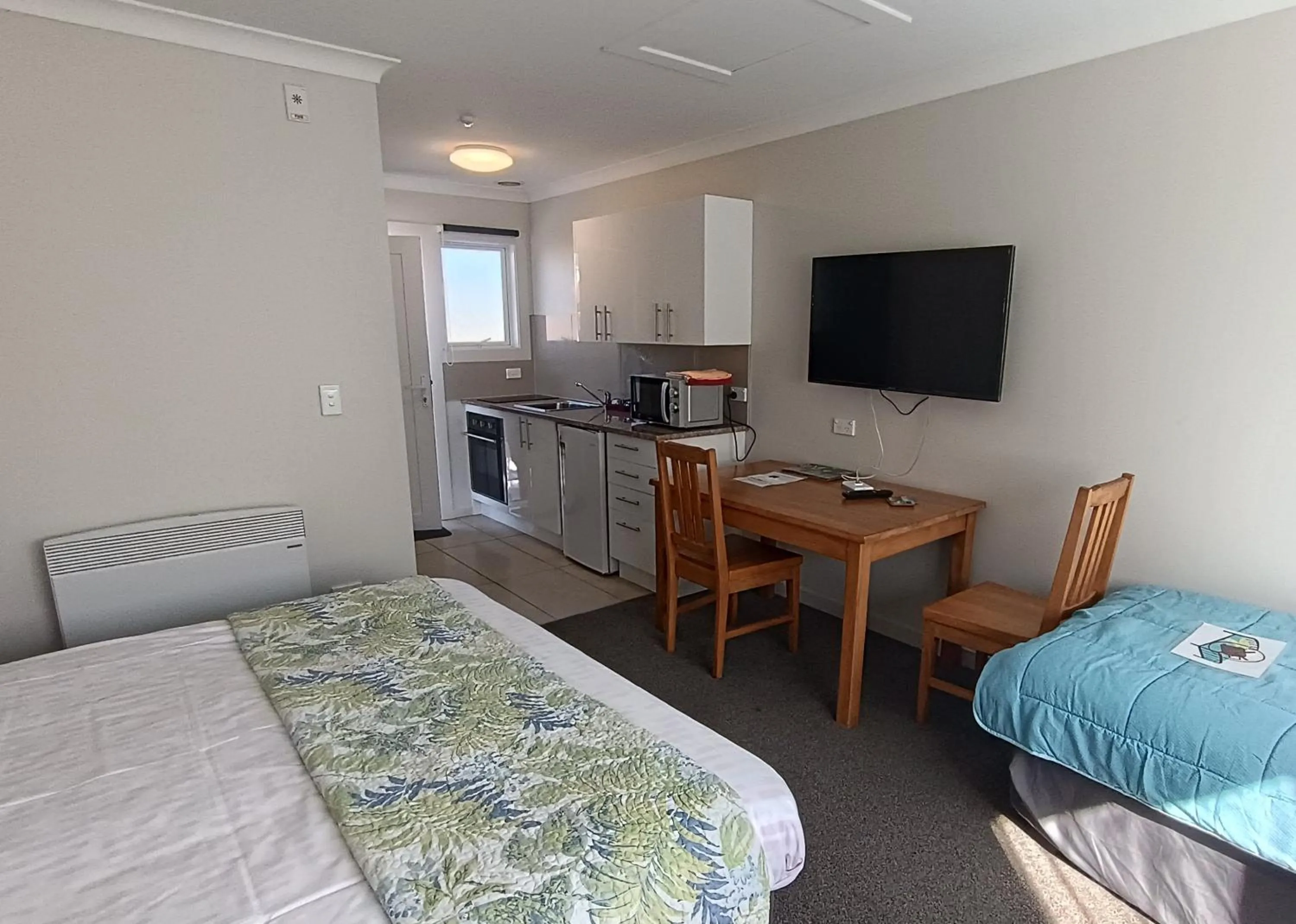 Kitchen or kitchenette, Bed in Bayfield Motel and Apartment