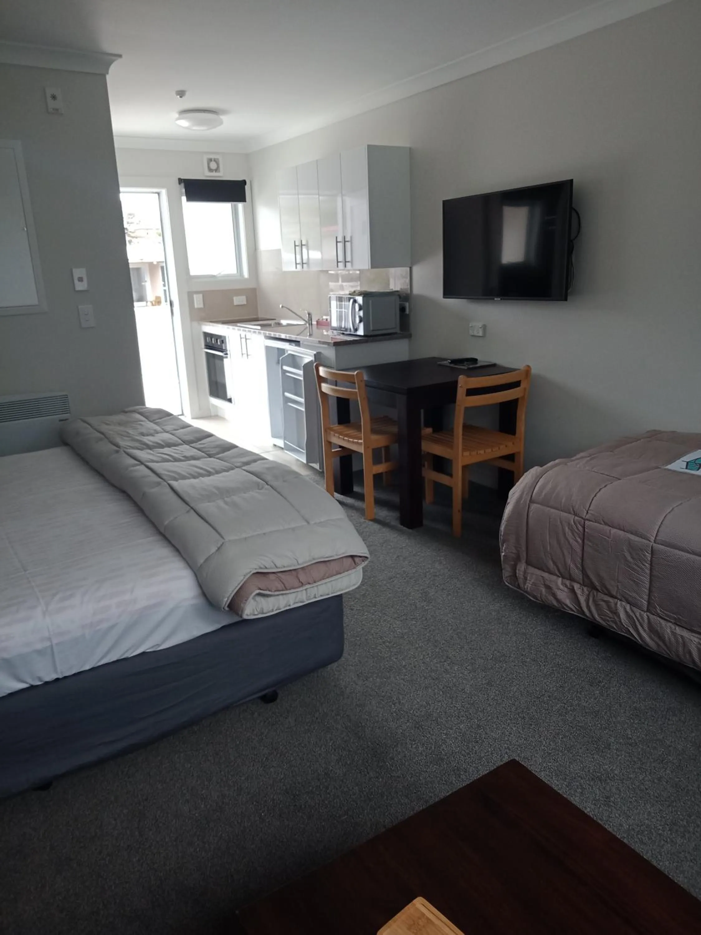 TV and multimedia, Bed in Bayfield Motel and Apartment