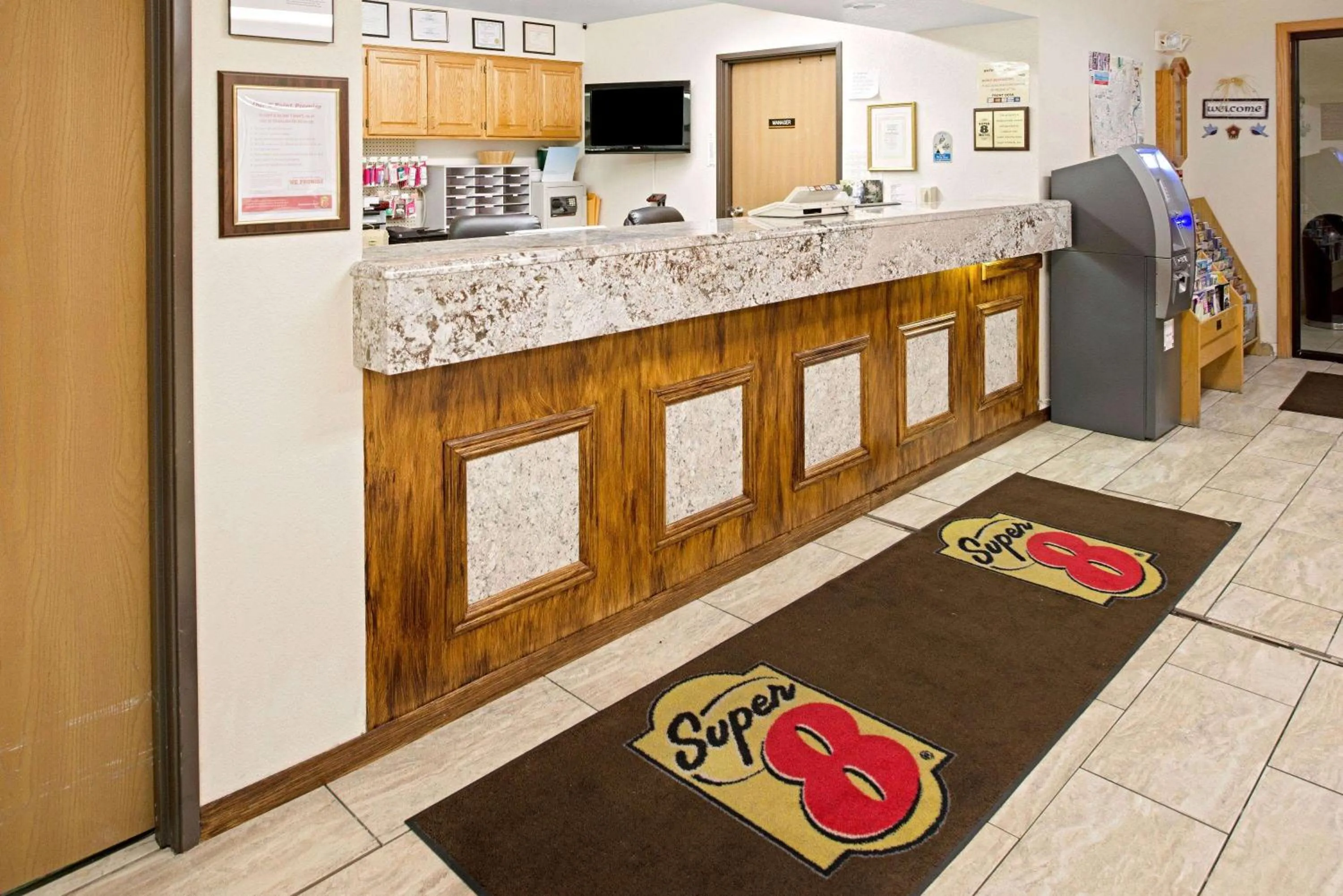 Lobby or reception in Super 8 by Wyndham Omaha Eppley Airport/Carter Lake