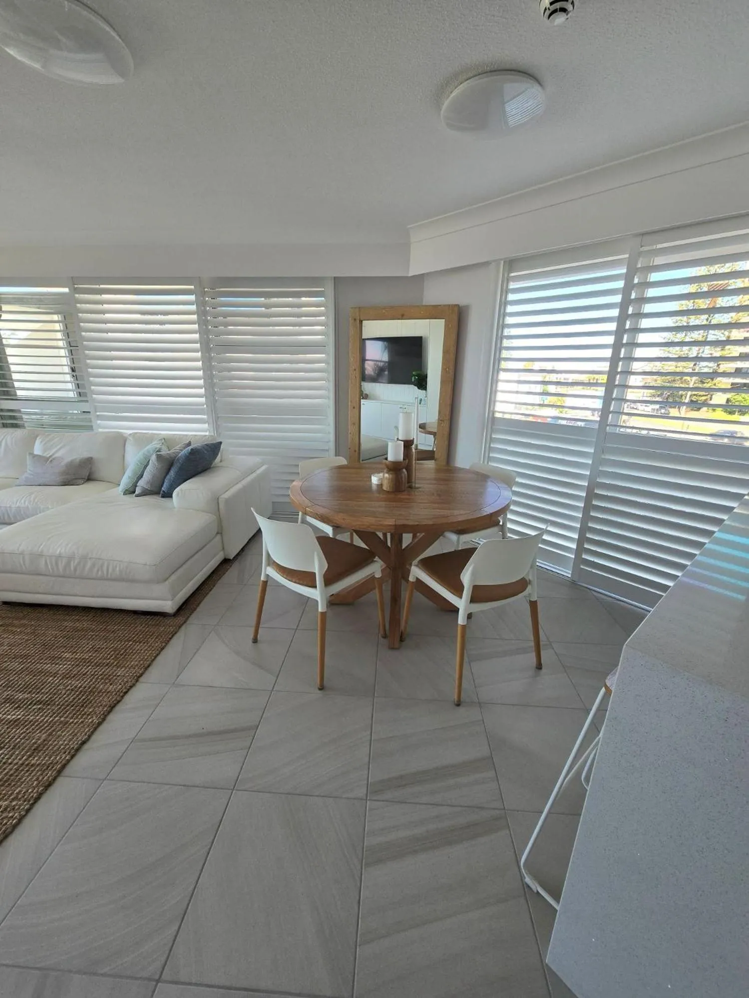Dining area, Bed in 19th Avenue on the Beach