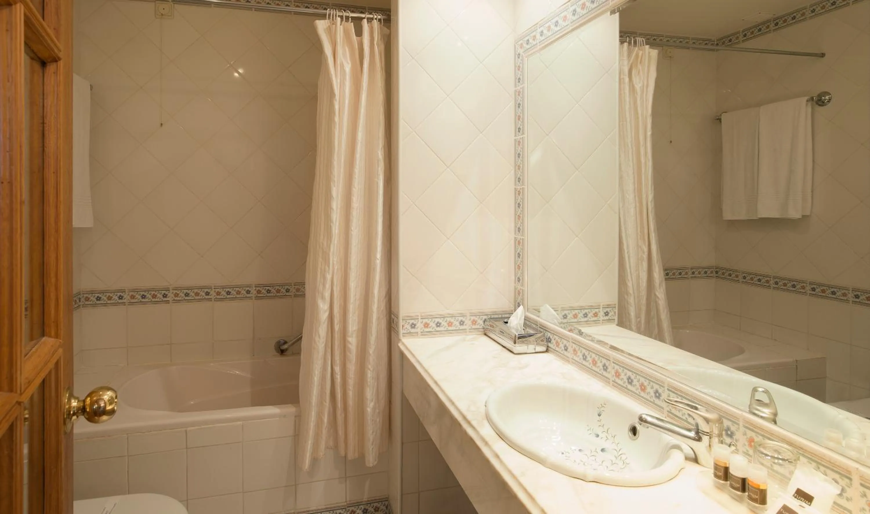 Toilet in Turim Club Azeitao Hotel