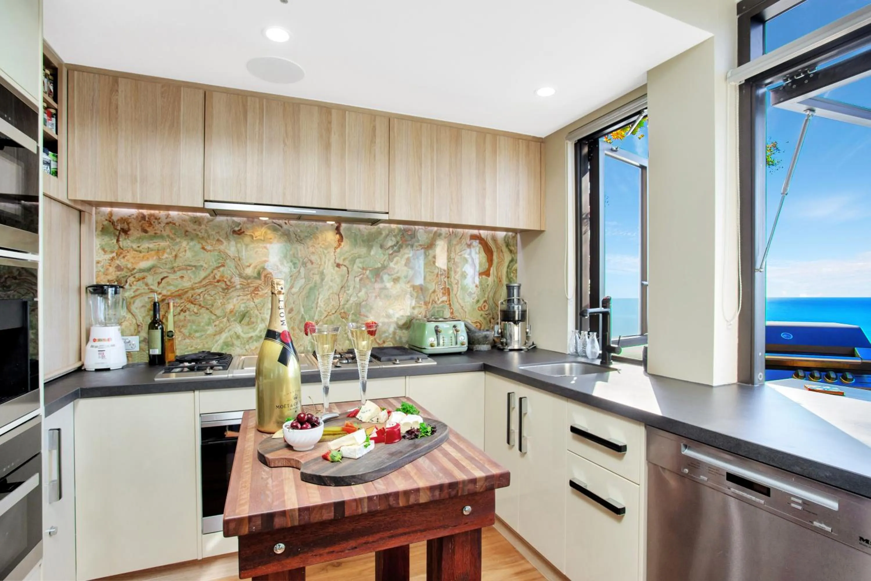 Kitchen or kitchenette in Burleigh Esplanade Apartments