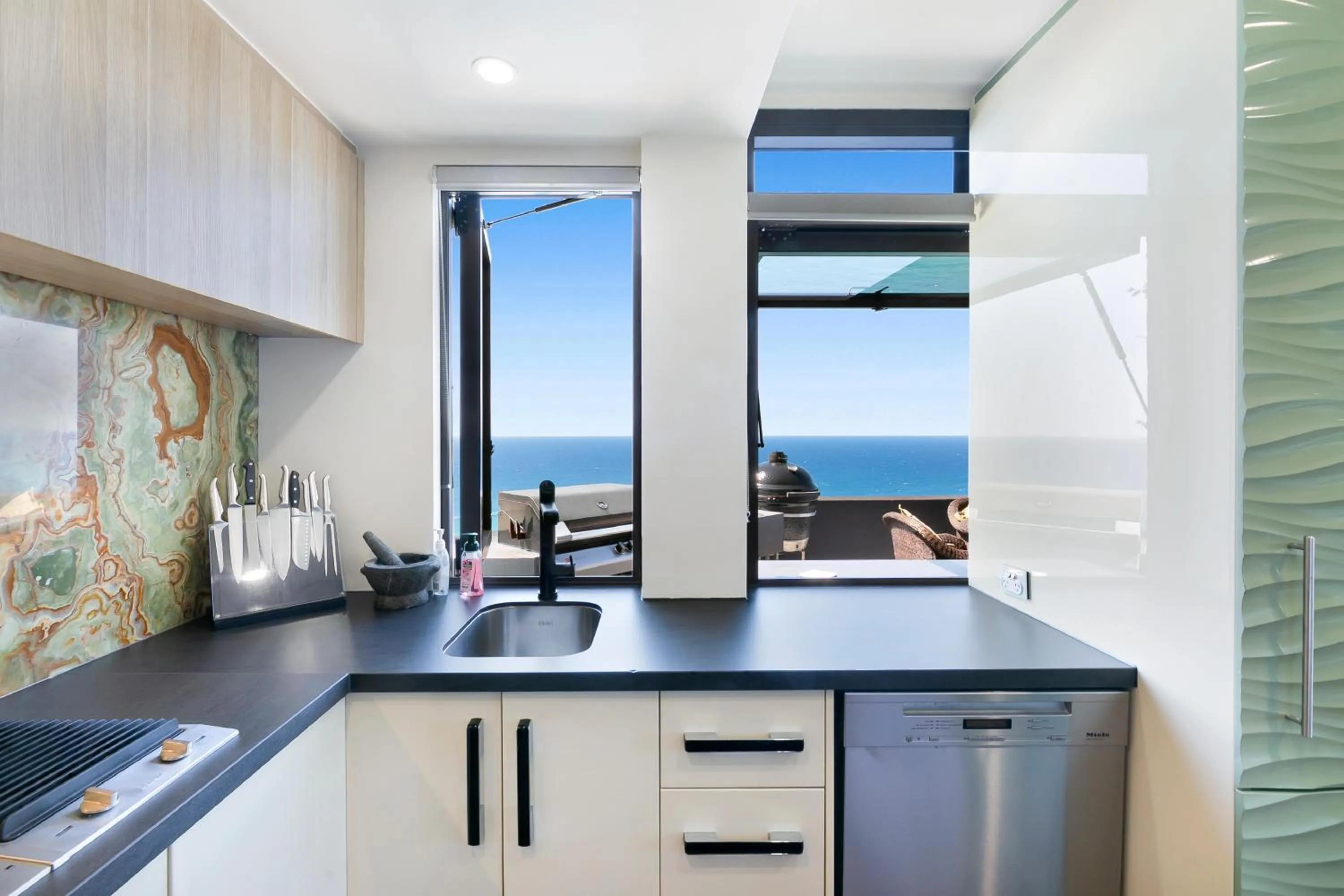 Kitchen or kitchenette in Burleigh Esplanade Apartments