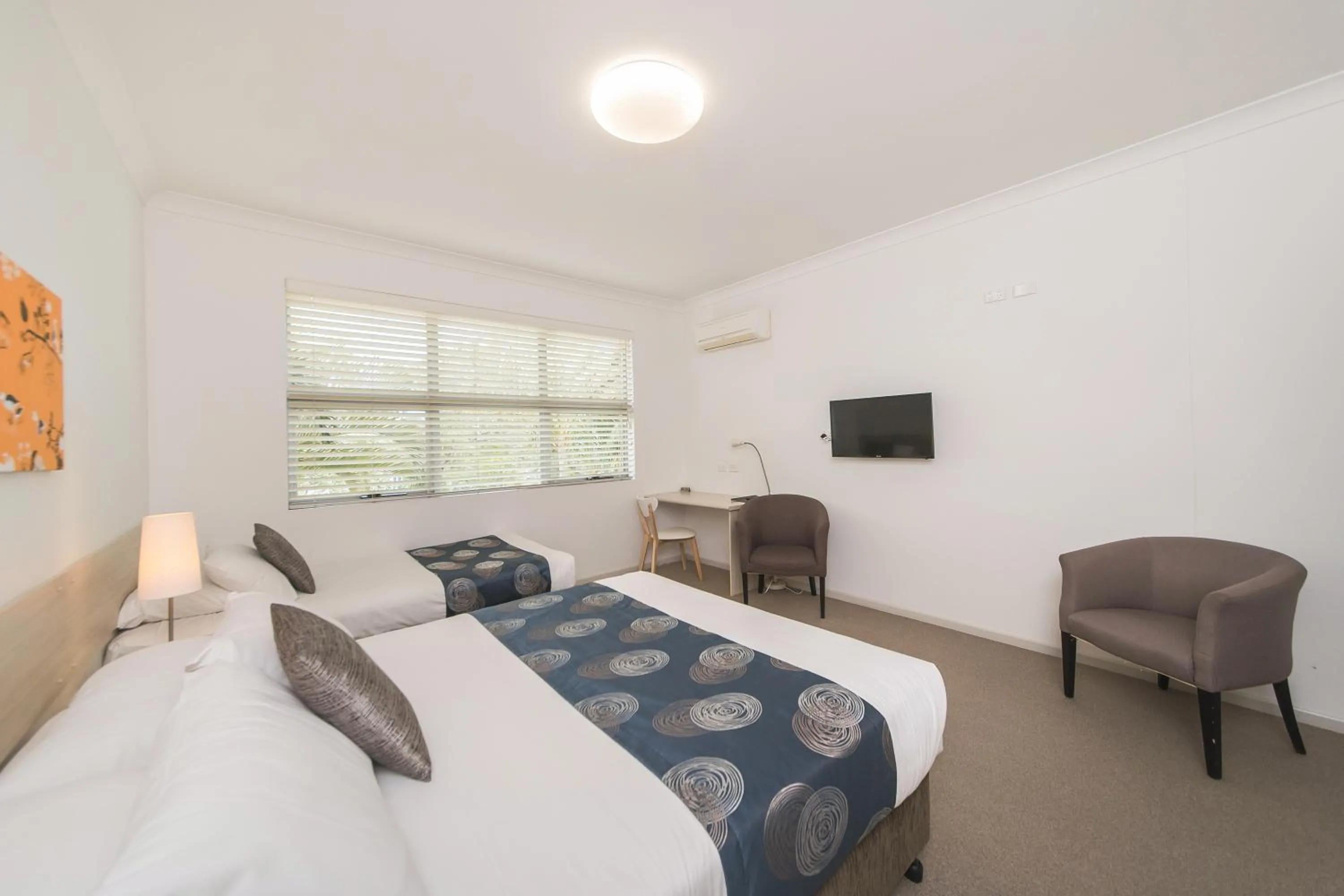 Photo of the whole room, Bed in The Coast Motel