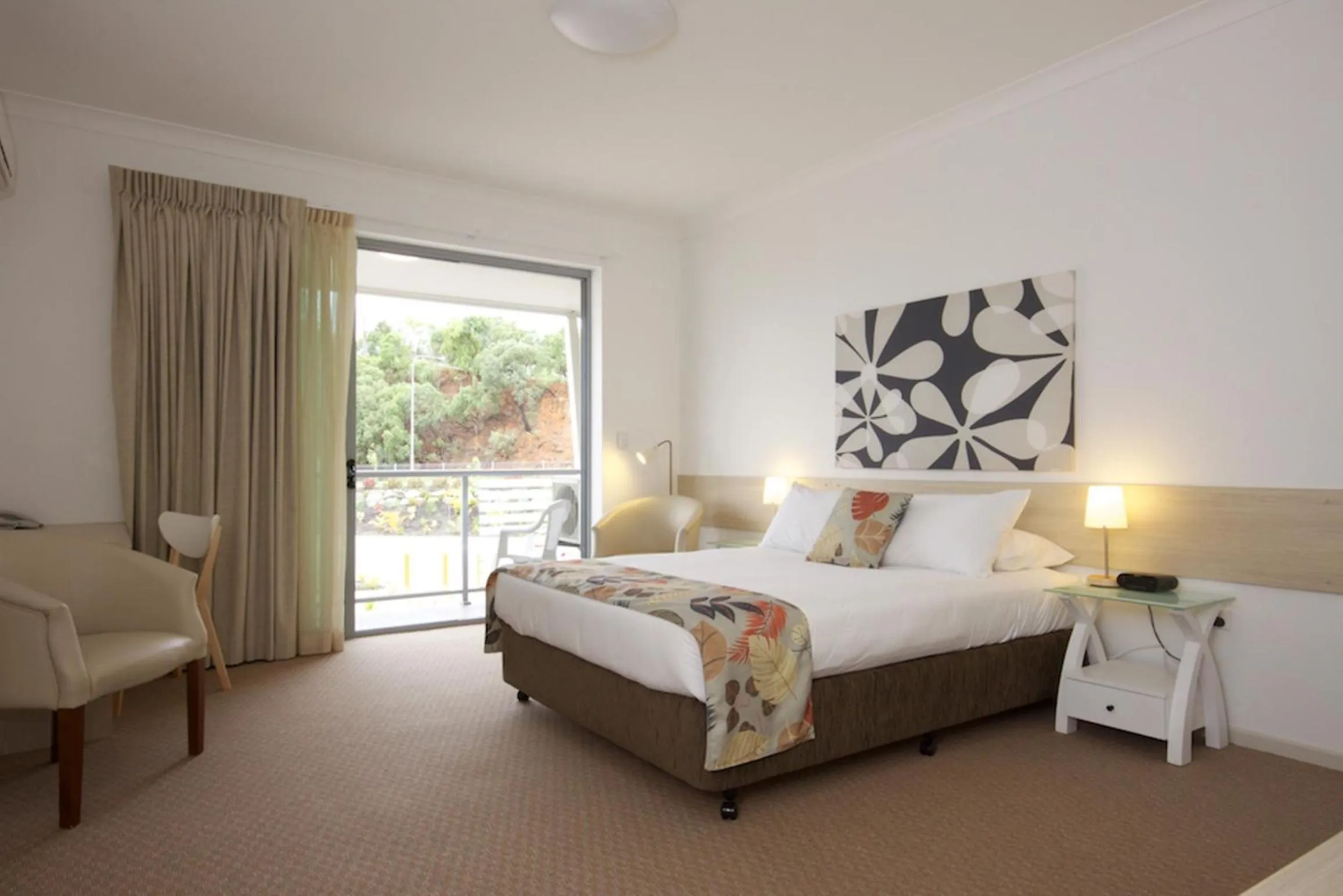 Balcony/Terrace, Bed in The Coast Motel