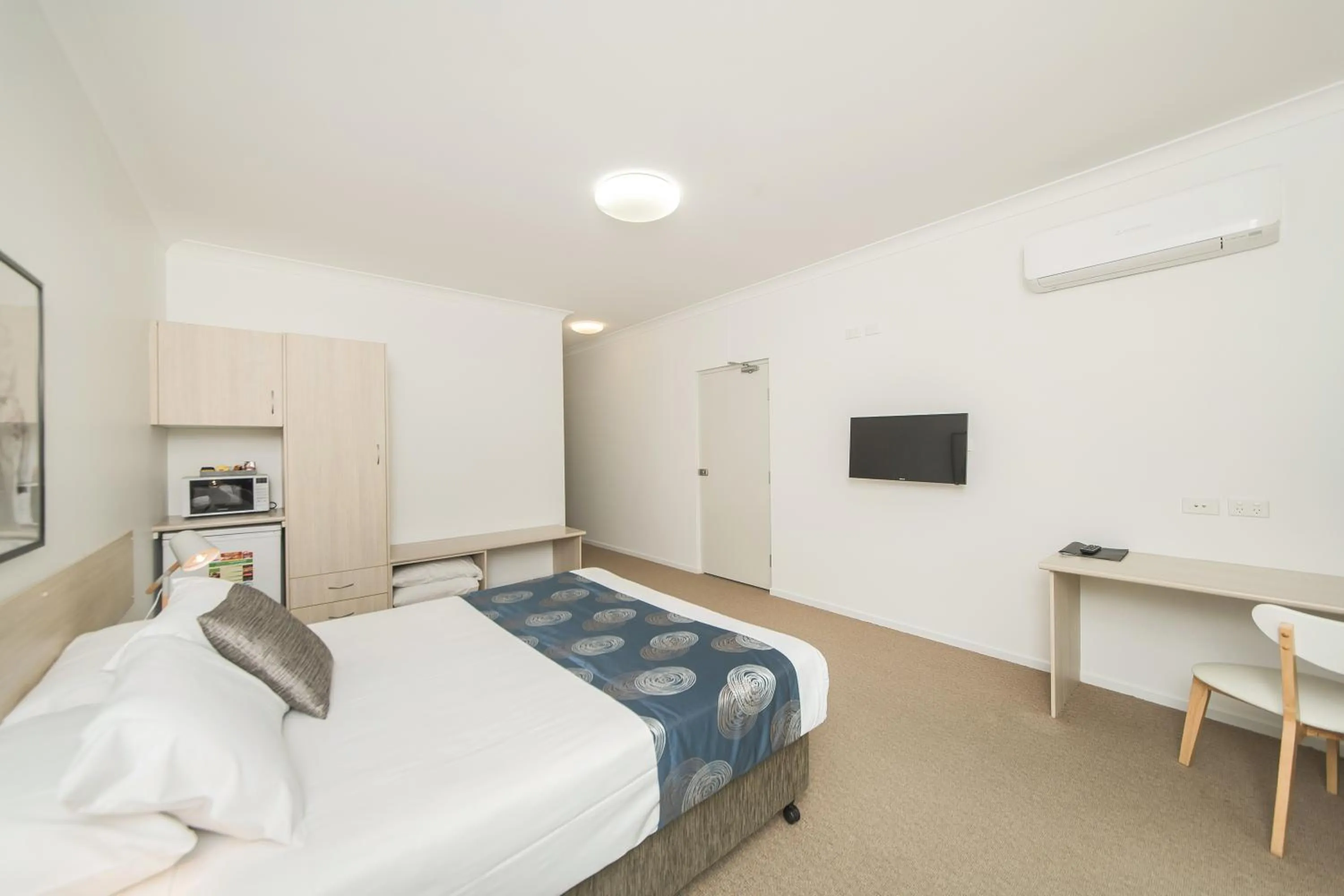 Photo of the whole room, Bed in The Coast Motel