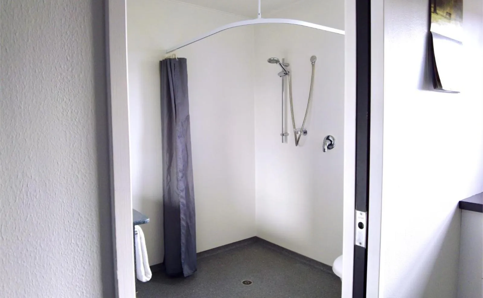 Shower in 554 Moana Court Motel