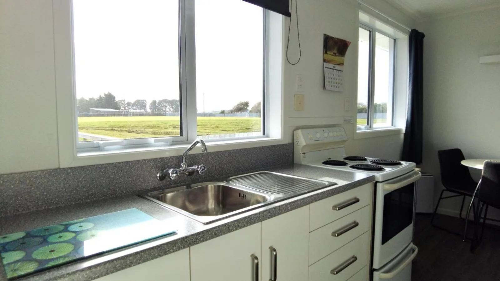 Kitchen or kitchenette in 554 Moana Court Motel
