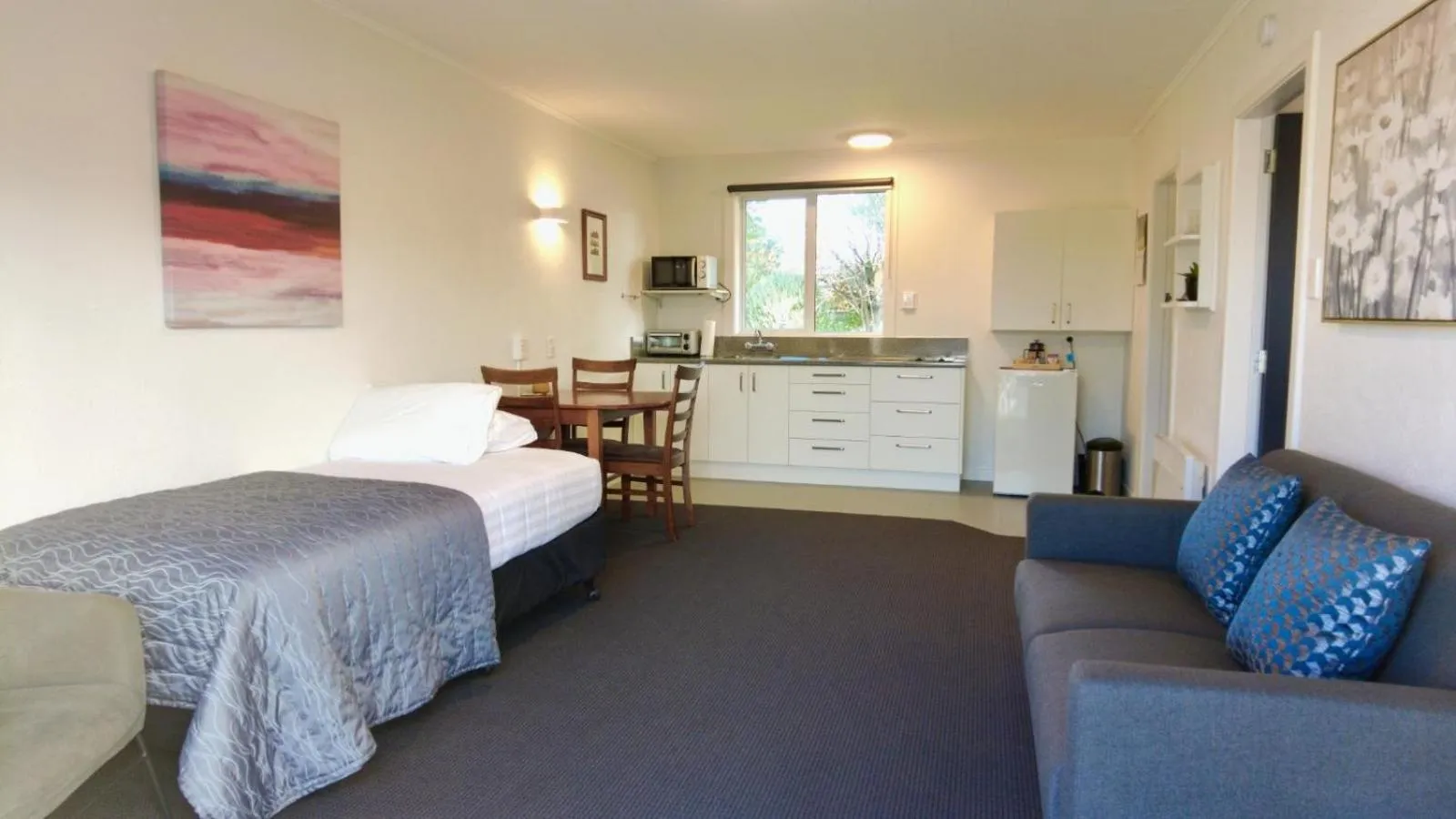 Living room, Bed in 554 Moana Court Motel