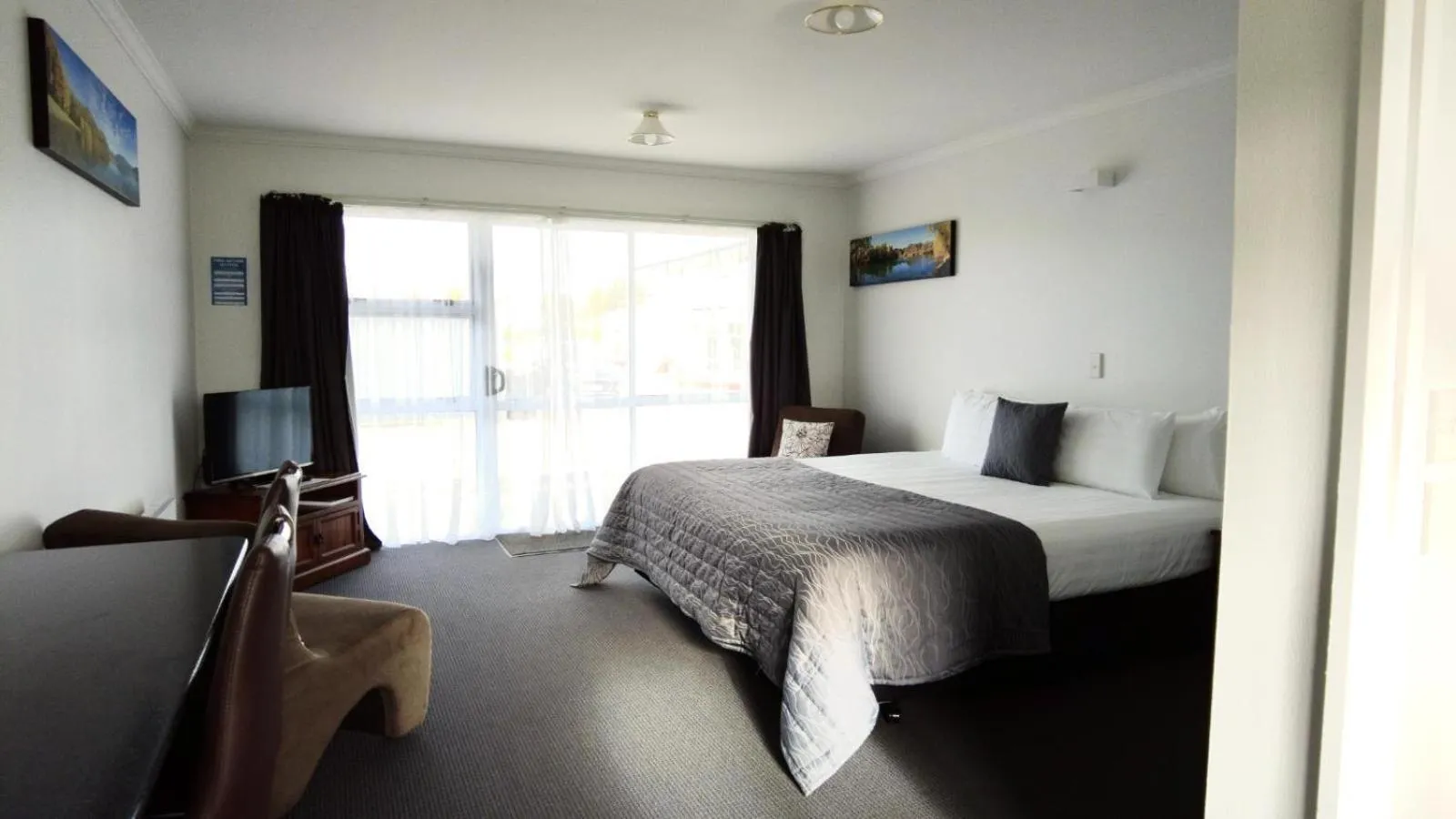 Photo of the whole room, Bed in 554 Moana Court Motel