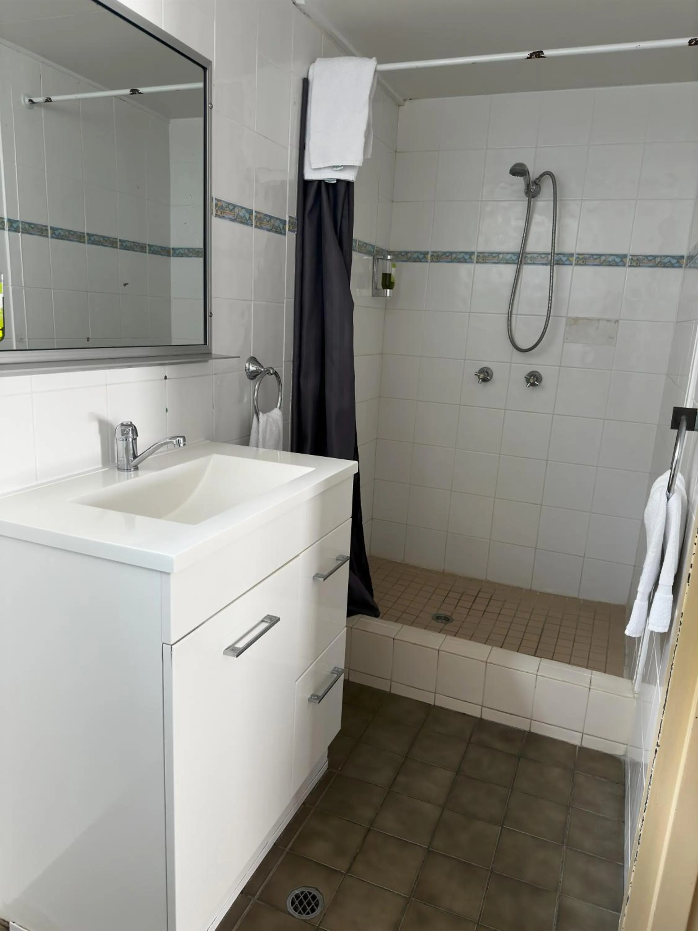 Shower in The Q Motel Rockhampton