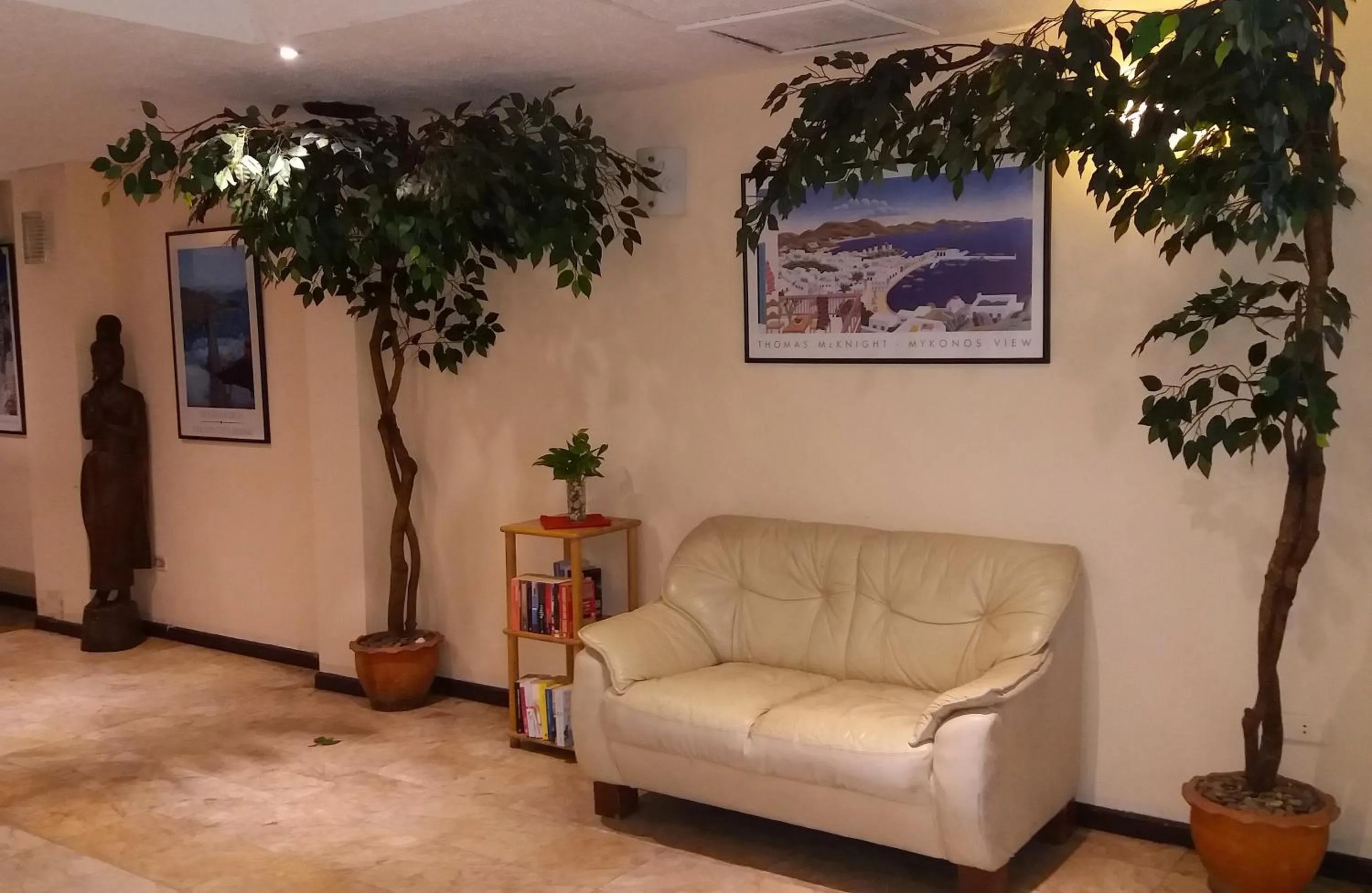 Communal lounge/ TV room in Paradise Inn