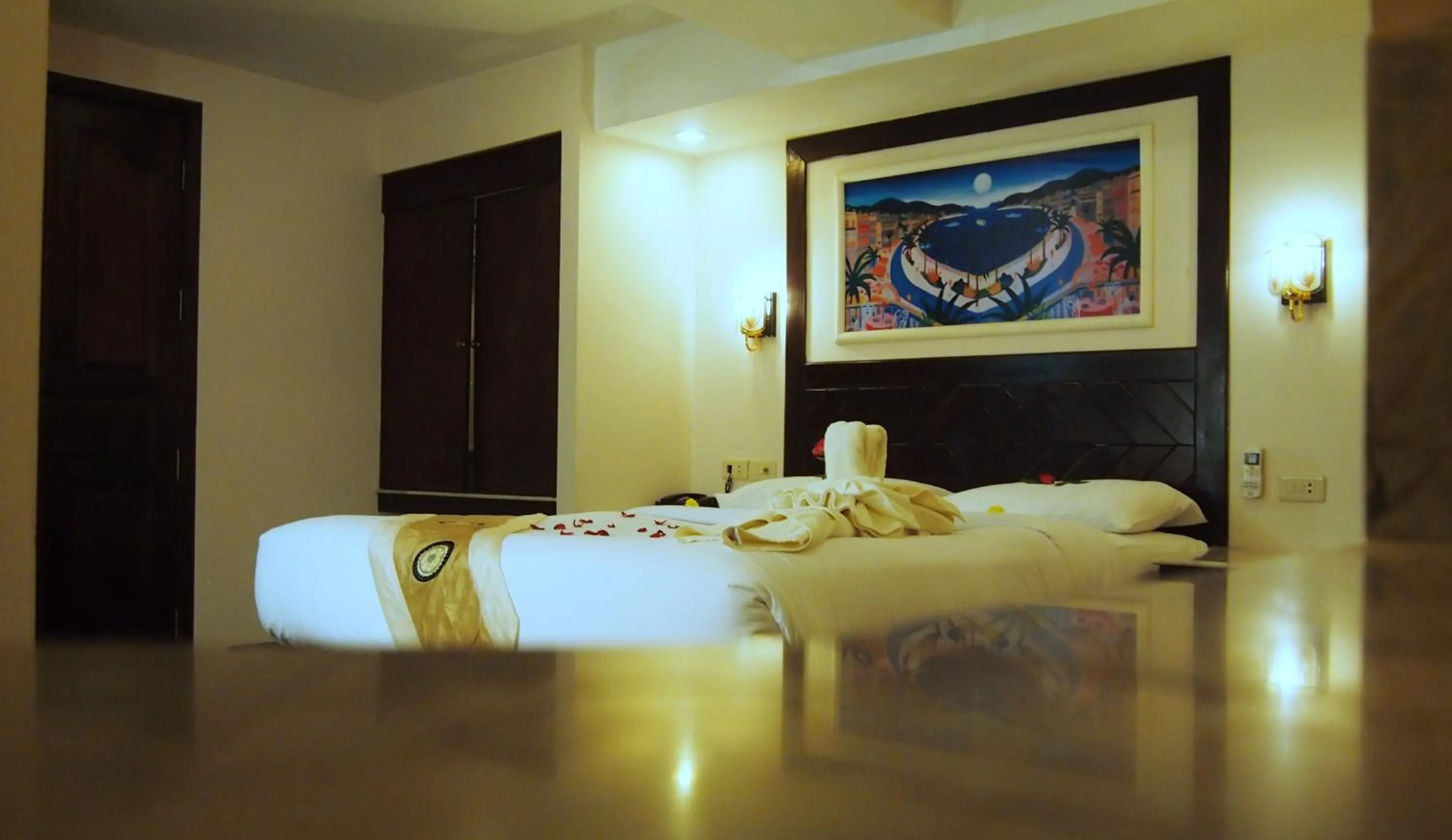Photo of the whole room, Bed in Paradise Inn