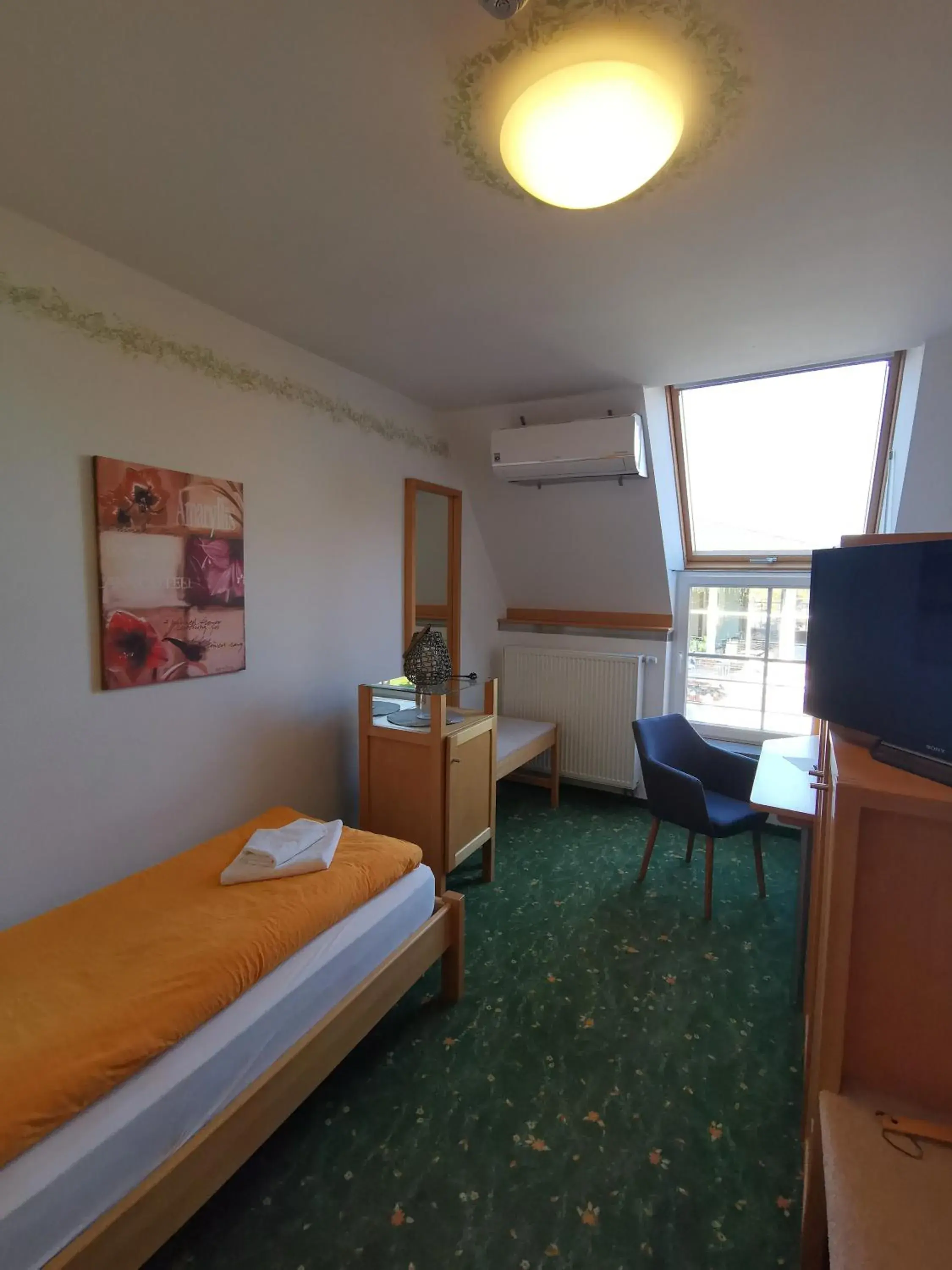 Single Room in Hotel Bördehof, direkt an der A2 & A14, Restaurant, Tagung, individuell Single Room in Hotel Bördehof, direkt an der A2 & A14, Restaurant, Tagung, individuell