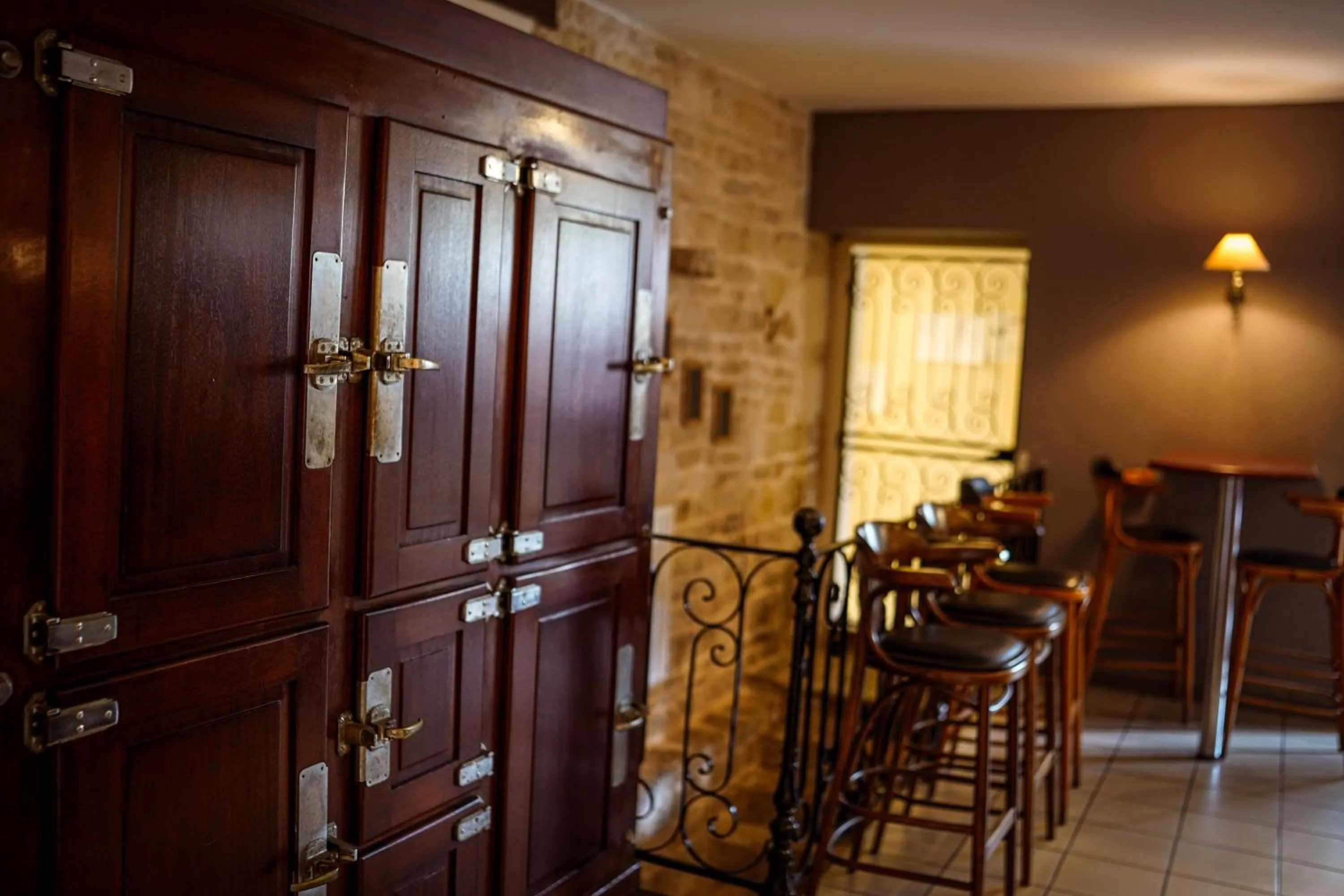 Lounge or bar in Logis Hostellerie de l'Abbaye