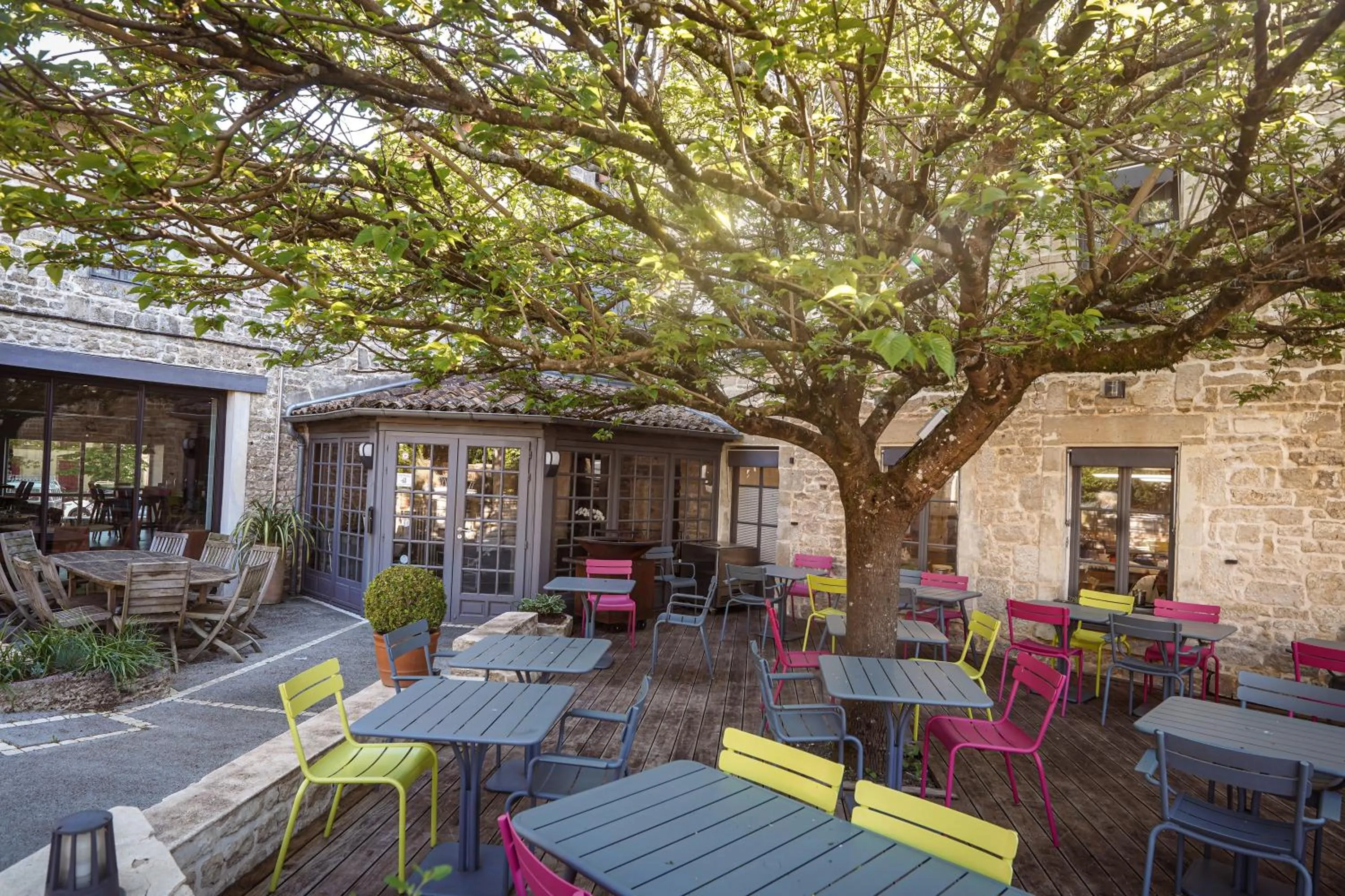 Patio in Logis Hostellerie de l'Abbaye