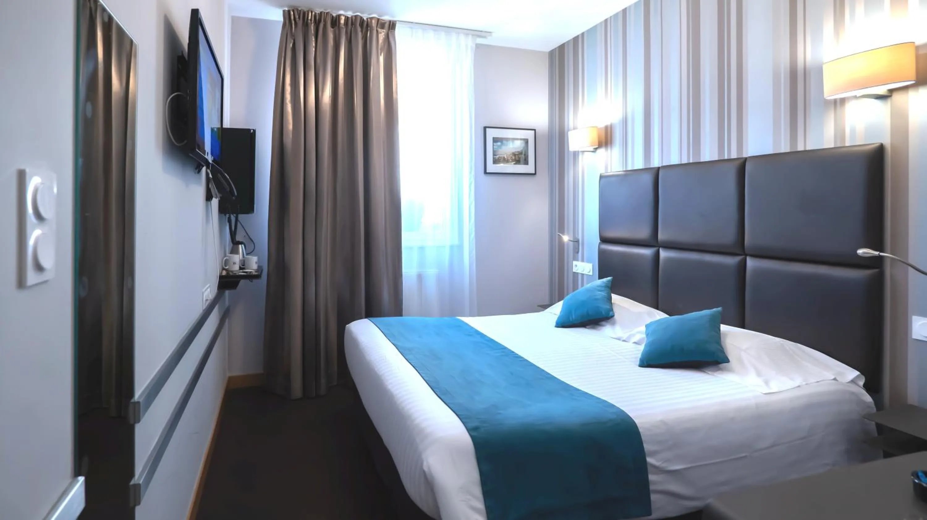 Bedroom, Bed in Hôtel d'Orléans