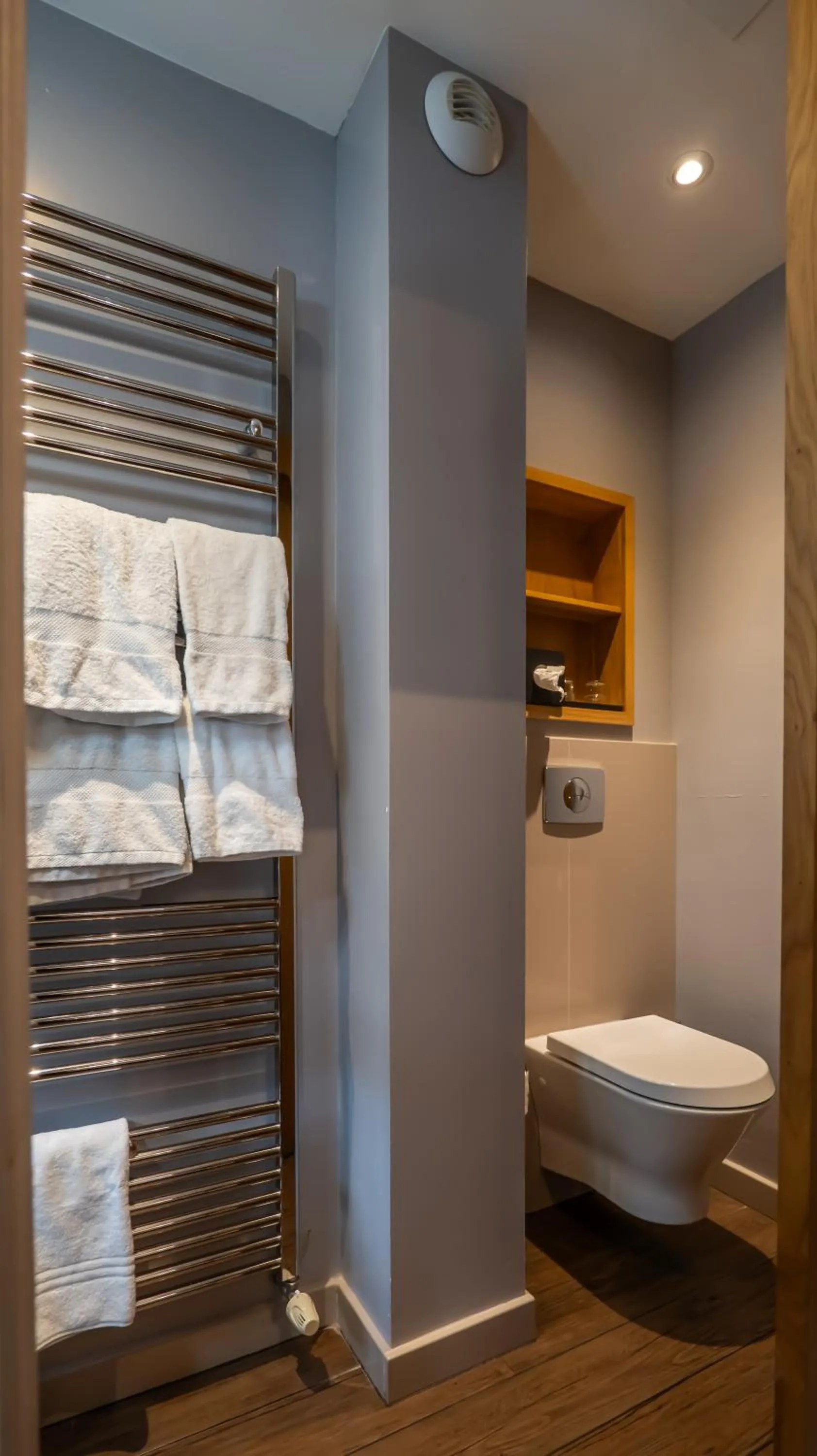 Toilet in Hôtel d'Orléans