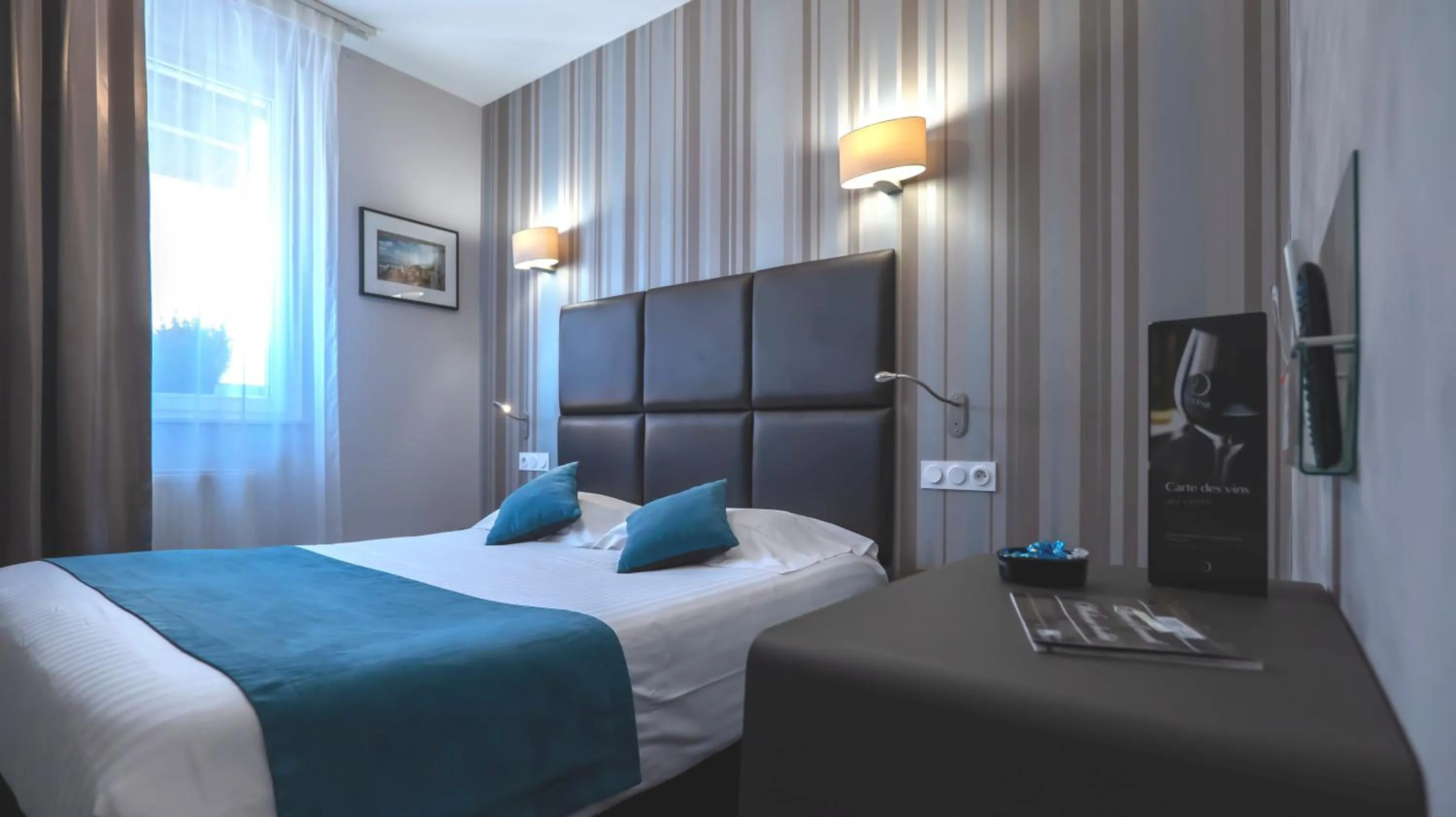 Bedroom, Bed in Hôtel d'Orléans