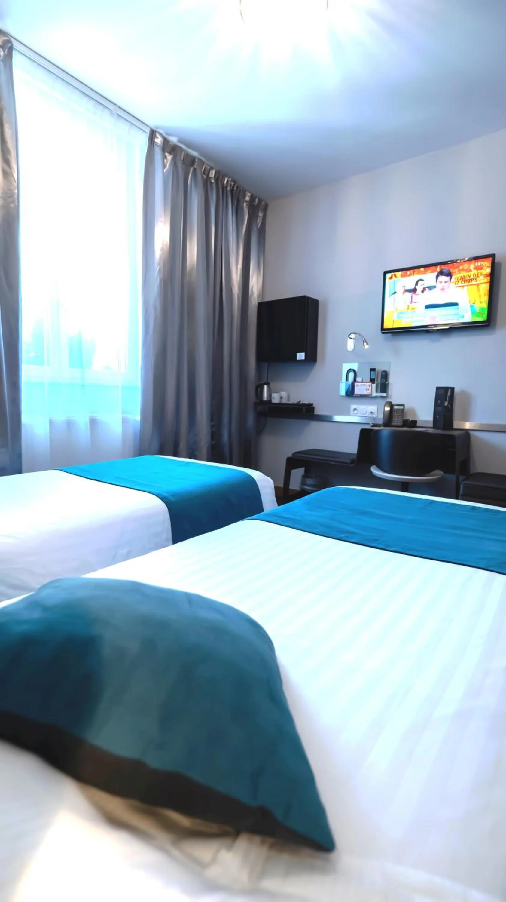 Bedroom, Bed in Hôtel d'Orléans